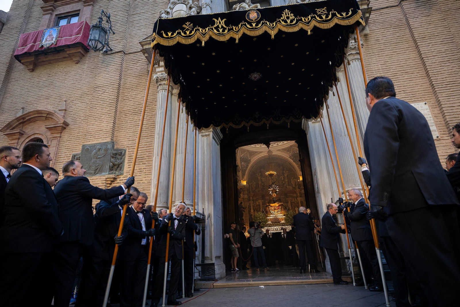 Fotos: así ha sido la procesión de la Virgen de las Angustias de Granada