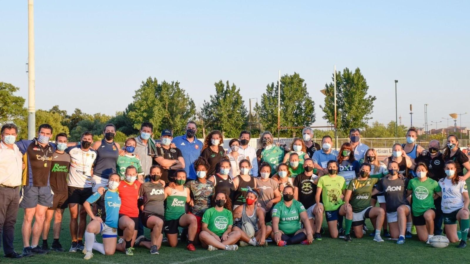 Una foto de familia antes de comenzar el entrenamiento del martes.