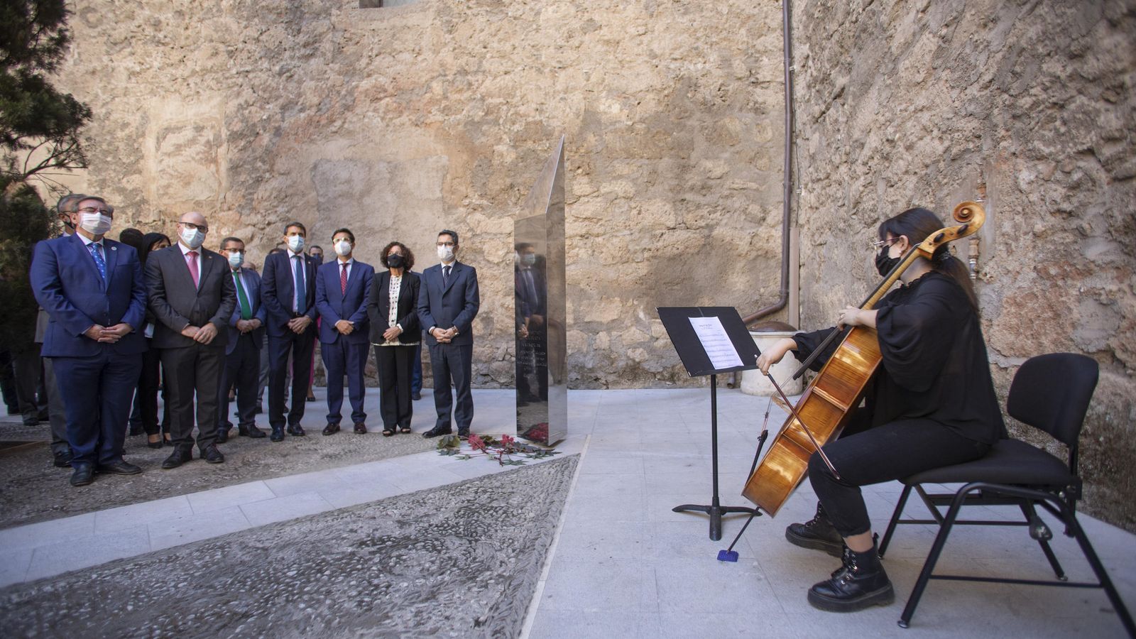 Inauguración del monolito en el patio de los Inocentes del Hospital Real.