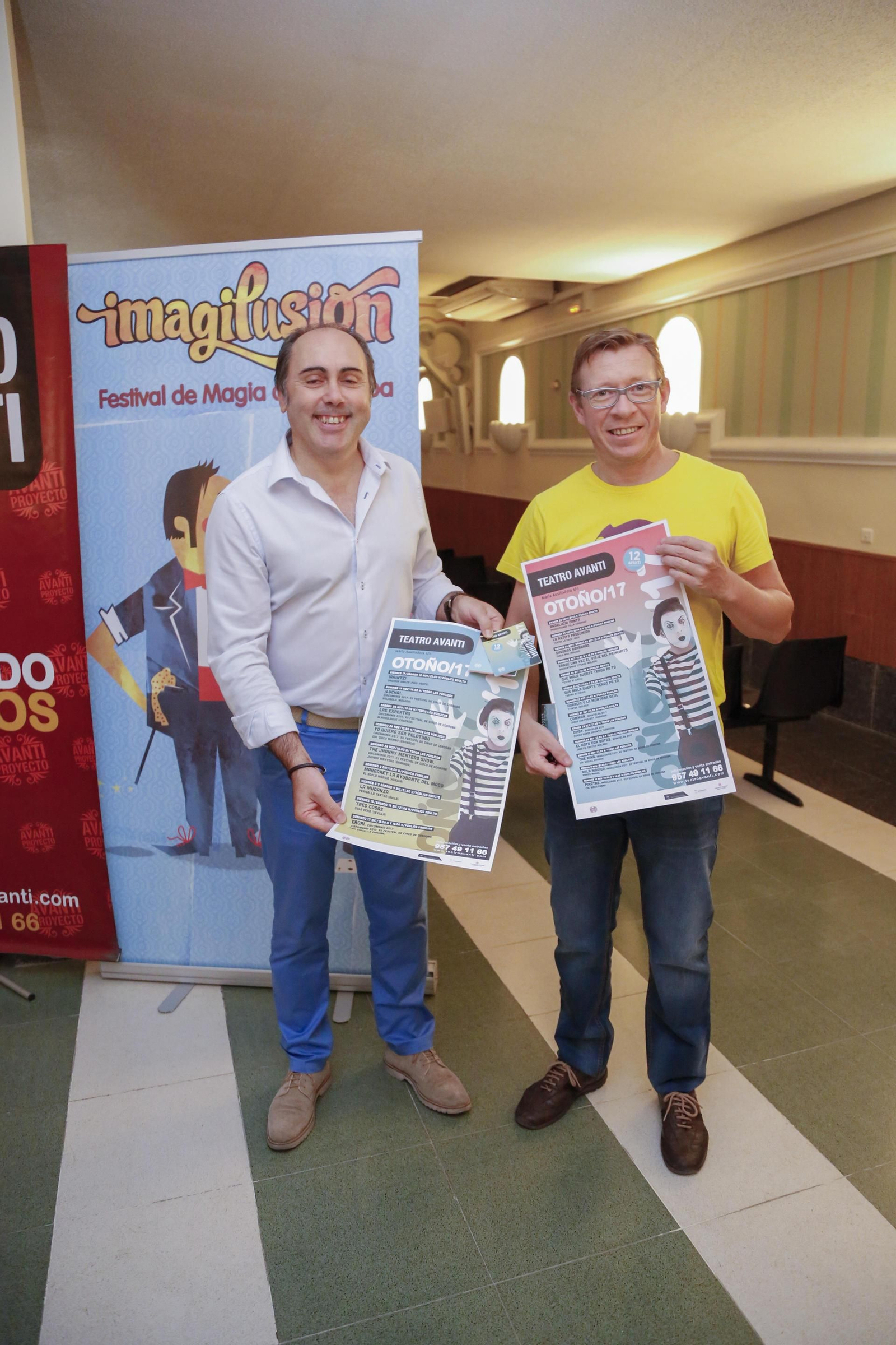 Julián Molina y Francisco Santofimia, de Teatro Avanti, sostienen los carteles de la temporada.