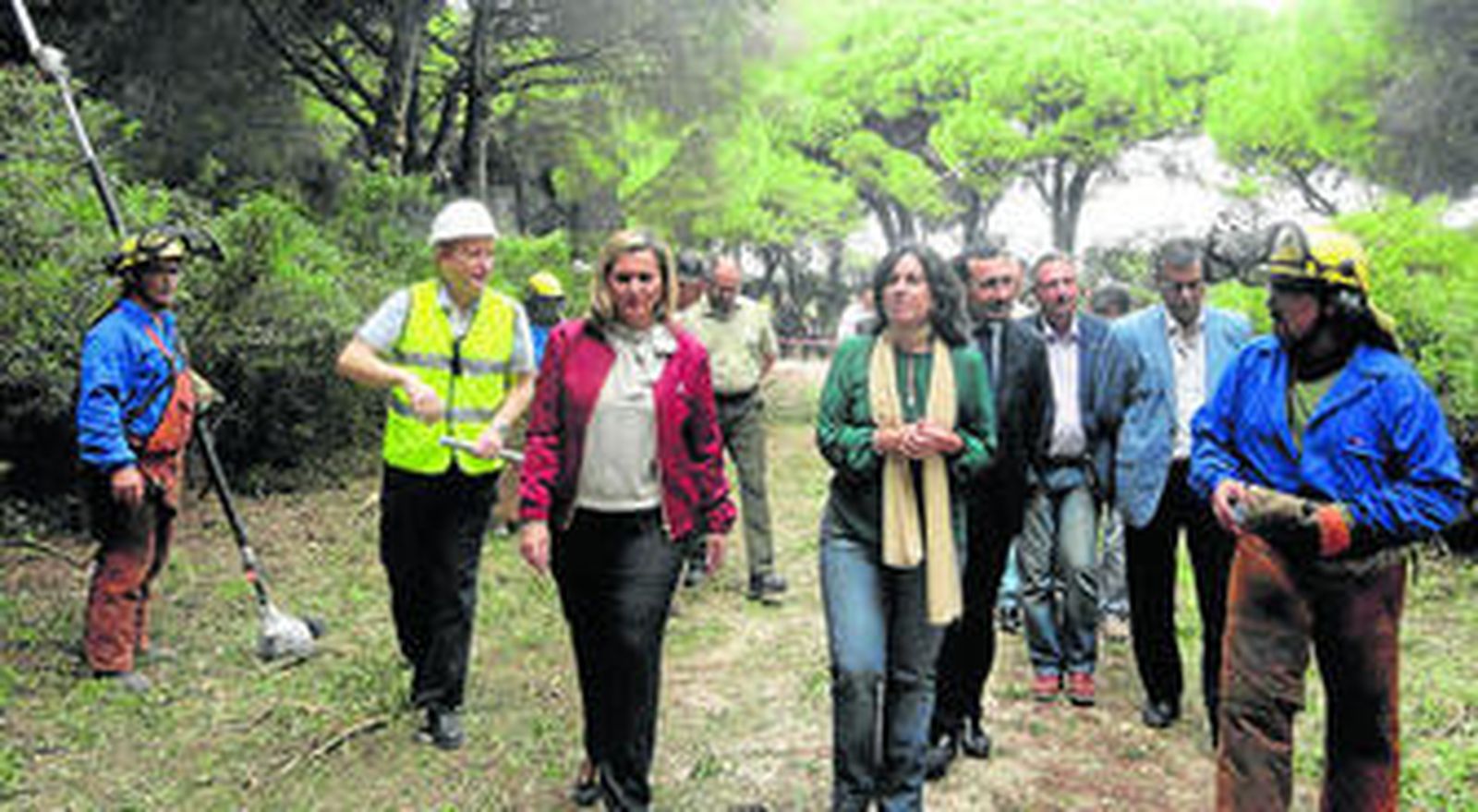 La consejera de Medio Ambiente, la alcaldesa de Puerto Real y otras autoridades, visitando ayer Las Cañadas.