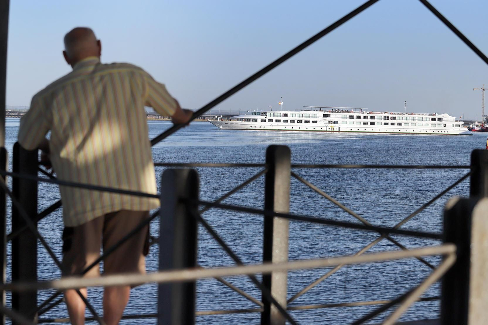 Llegada del crucero al Muelle de Levante desde el Cargadero de Mineral.