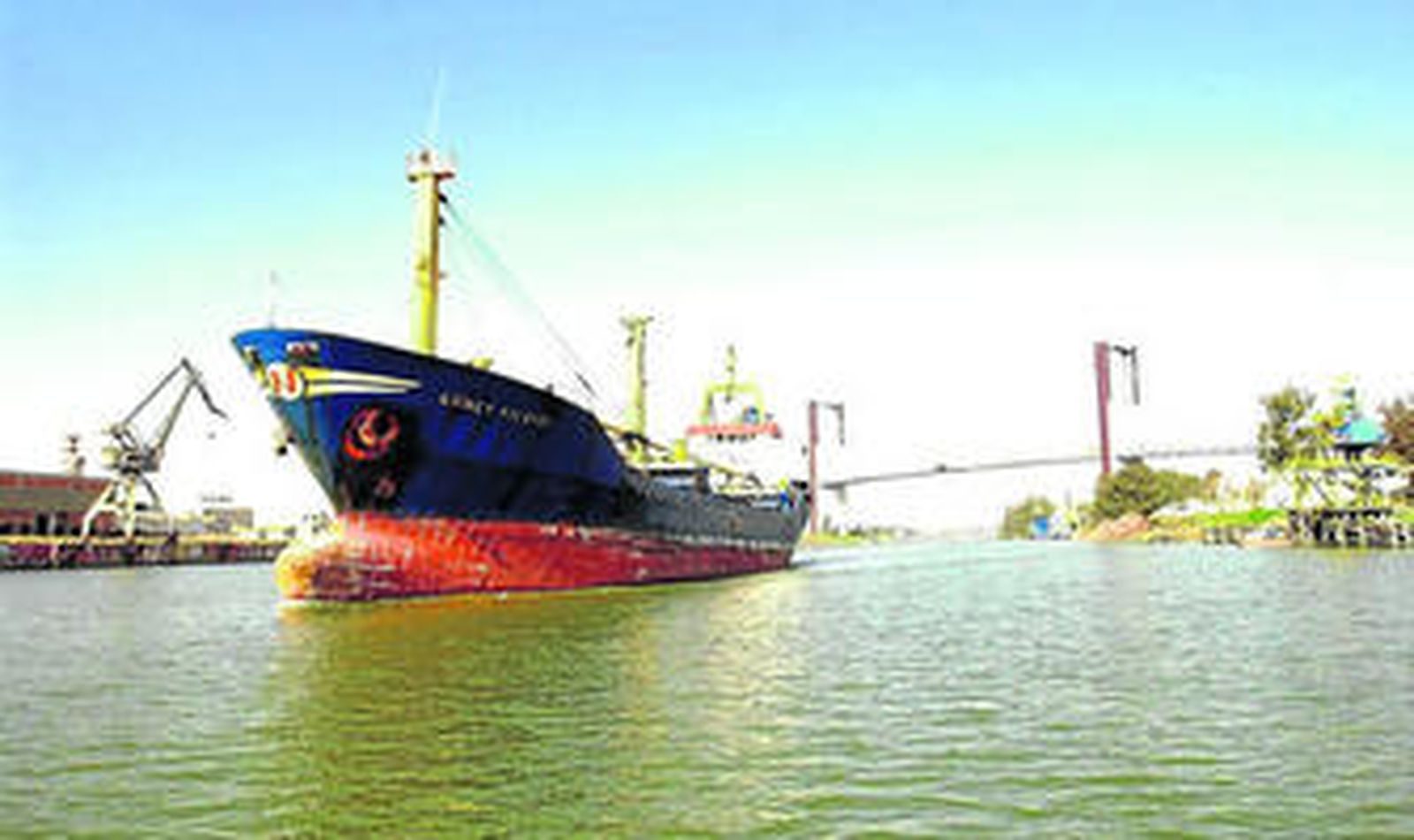 El Puerto de Sevilla quiere aumentar la profundidad del Guadalquivir para permitir la navegación a barcos más grandes.