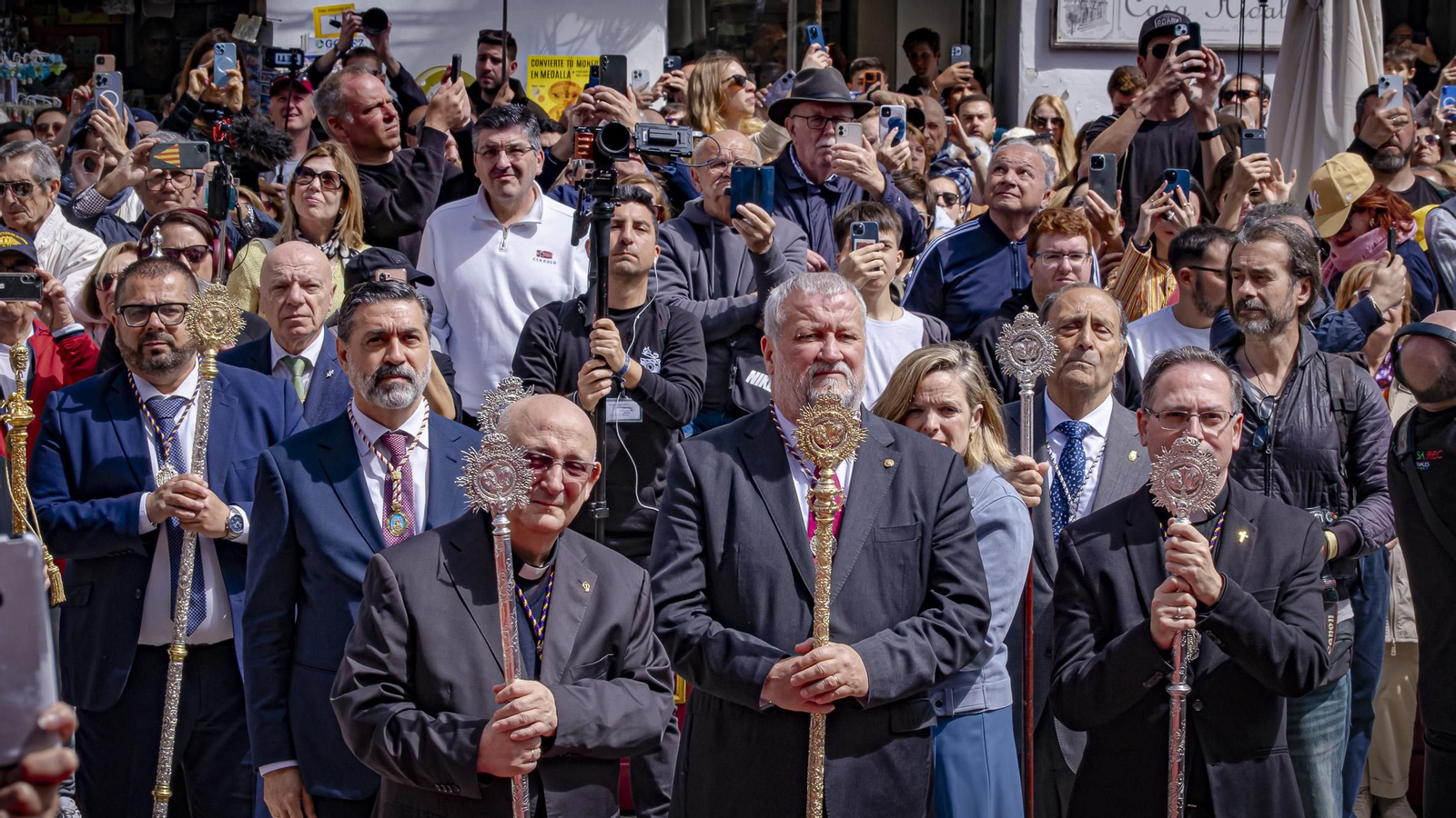 Las imágenes del Pontifical y salida del Resucitado de Catedral en la Semana Santa de Cádiz 2025