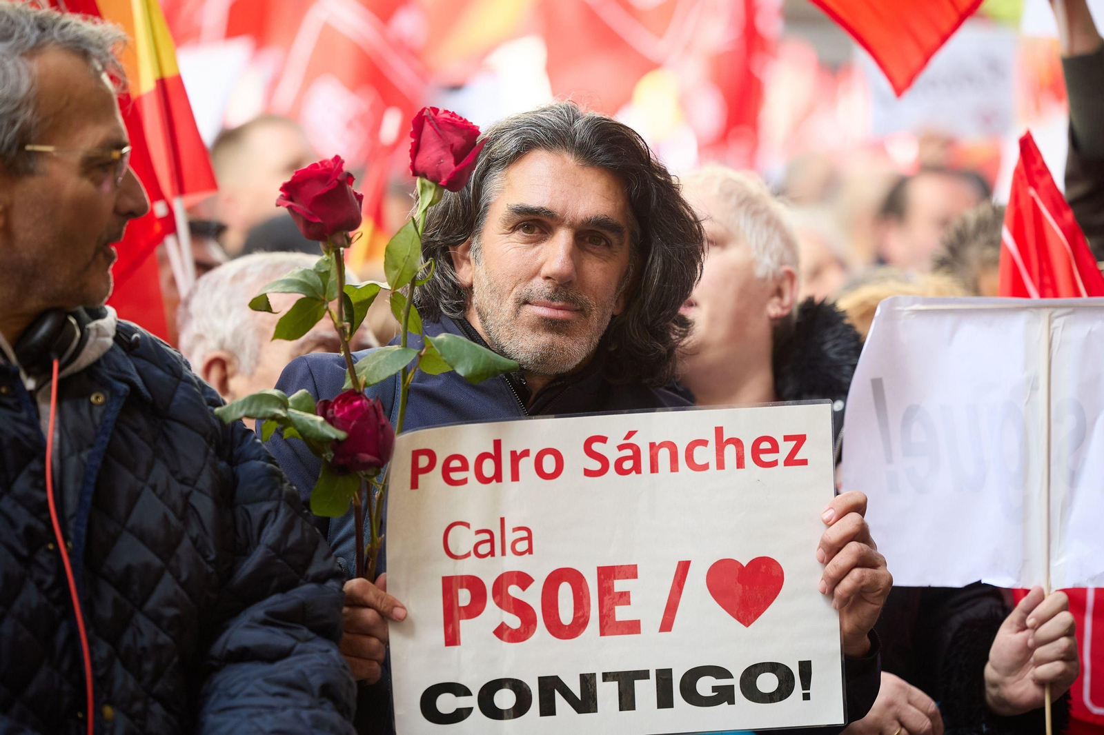 Miles de personas apoyan a Sánchez en Madrid
