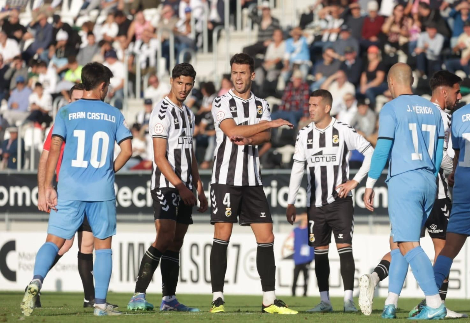 Moha (27) junto a Sergio Chica (4), en el partido de su debut como titular