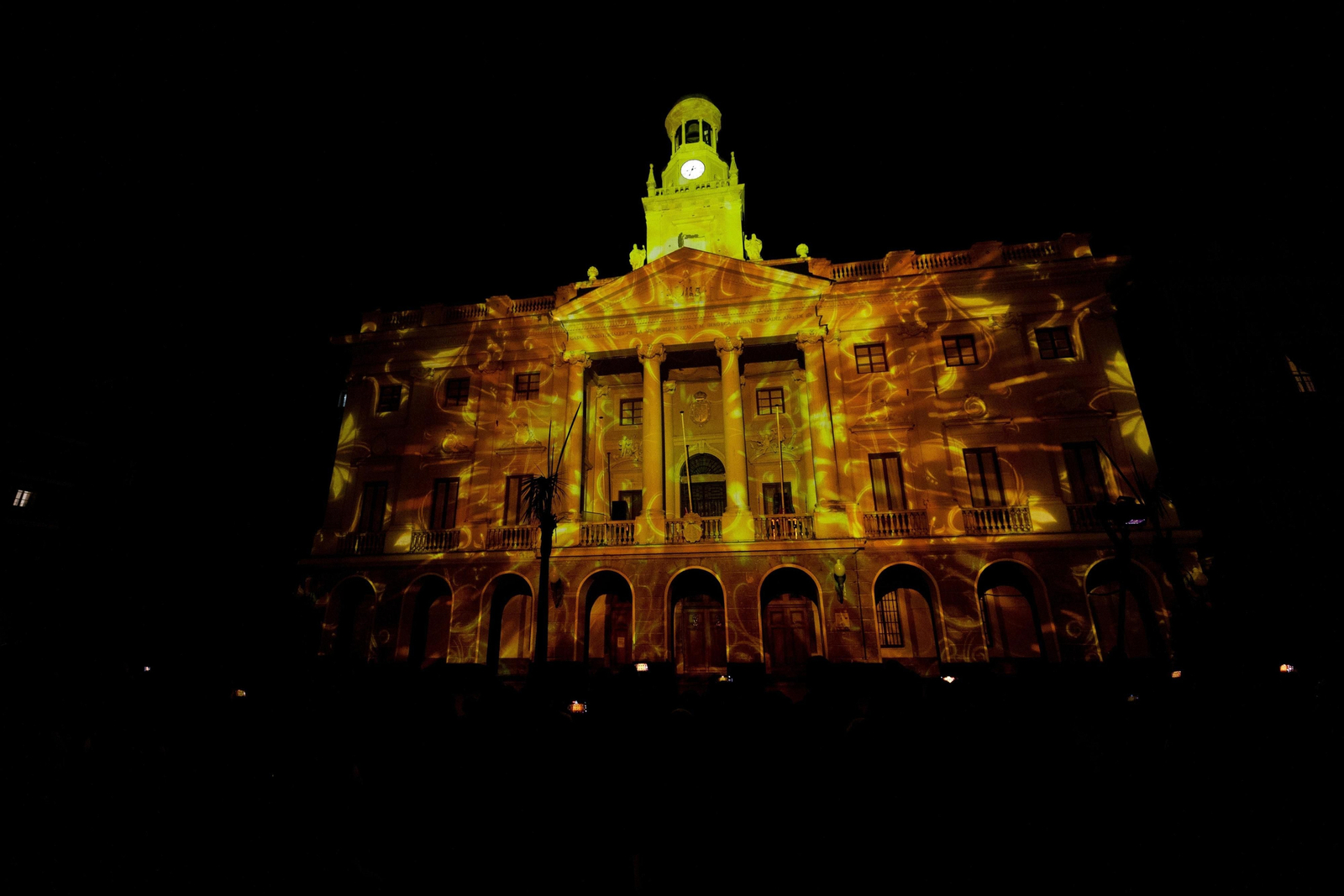 Navidad en Cádiz 2023: Las imágenes del 'mapping', el espectáculo audiovisual en la fachada del Ayuntamiento