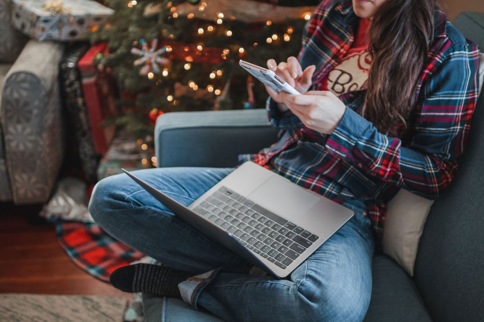 Una persona revisando el móvil