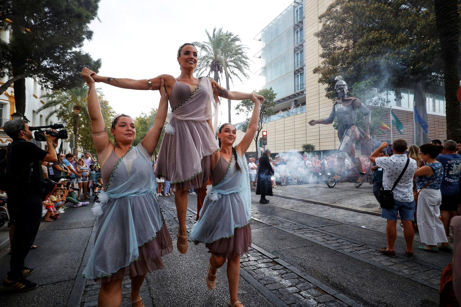 Las imágenes de Gades Romana 2025: la comitiva y el espectáculo inaugural en Cádiz