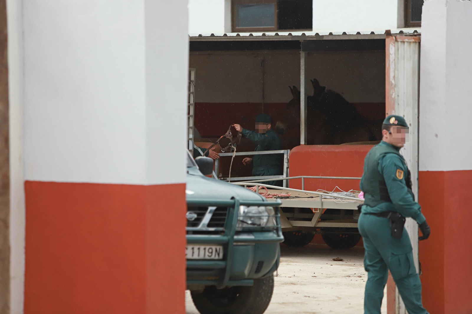 Varios agentes, en la finca registrada en el picadero de Sobrevela (La Línea).