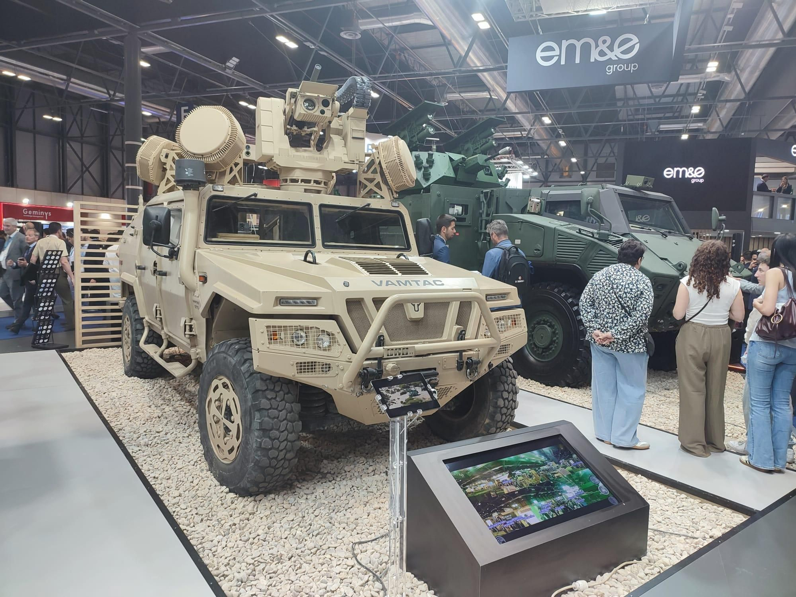 La industria de la defensa muestra lo último en vehículos y equipos