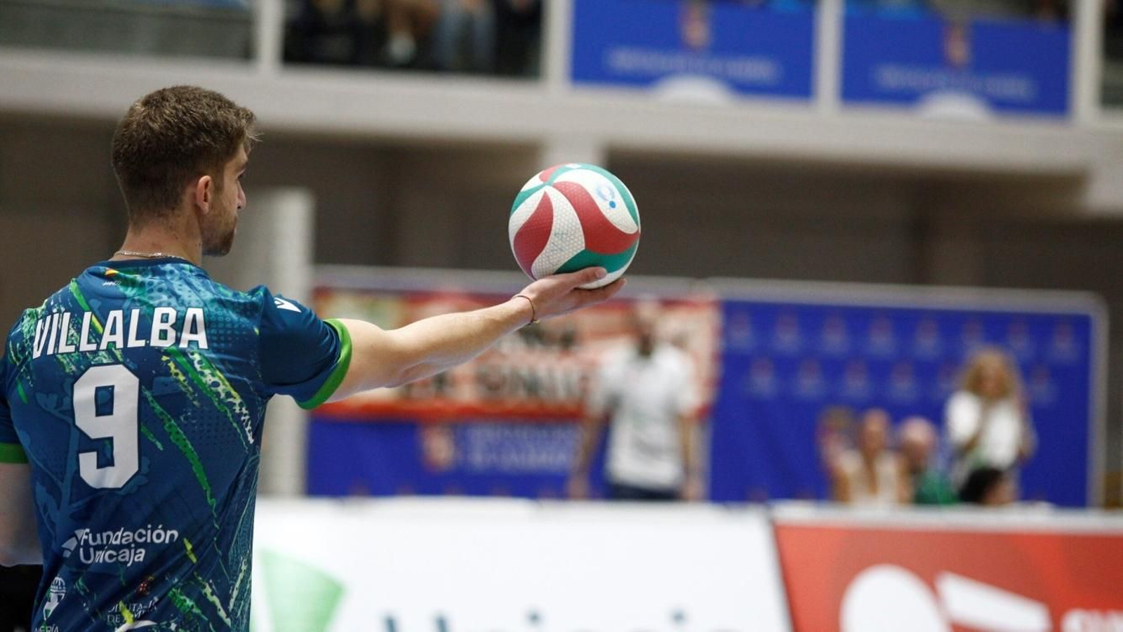 Pepe Villalba, preparado para un saque en la pista de los ahorradores.