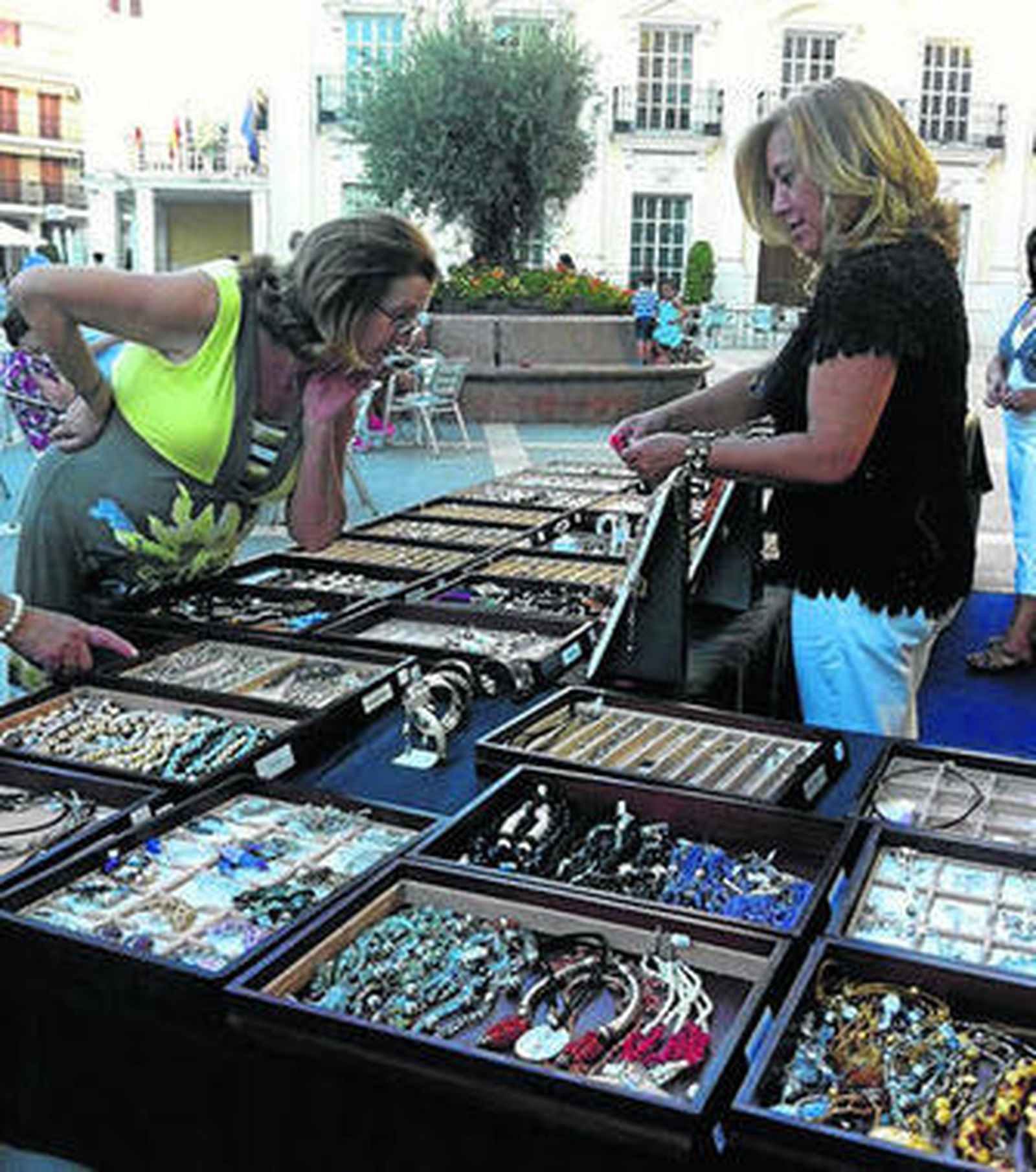 Una mujer observa los artículos de uno de los expositores.