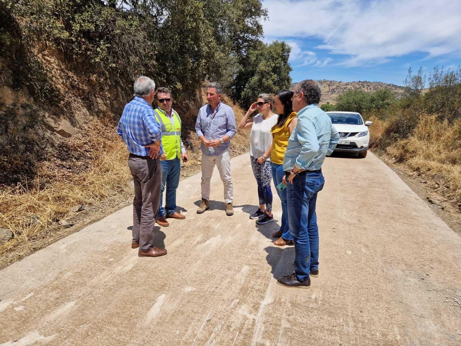 El delegado del Gobierno en un camino rural en Cumbres Mayores.