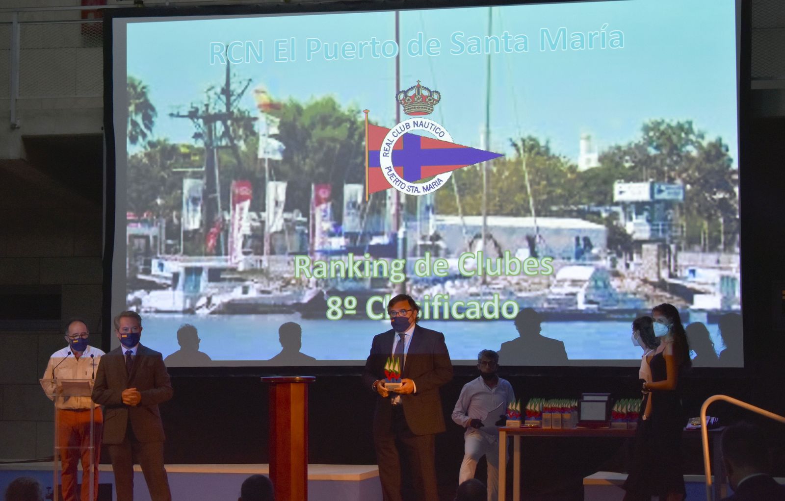 Paco Coro (i), presidente de la FAV, presidió la Fiesta de la Vela Andaluza.