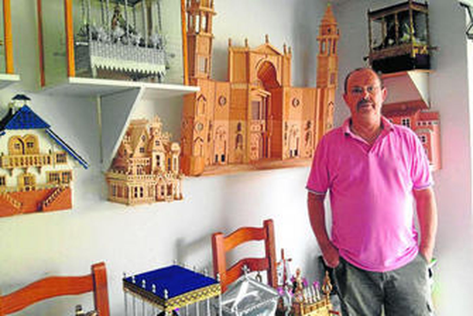 Un lugar desconocido para muchos, el autor junto a una de sus obras preferidas, la fachada de la catedral de Cádiz.