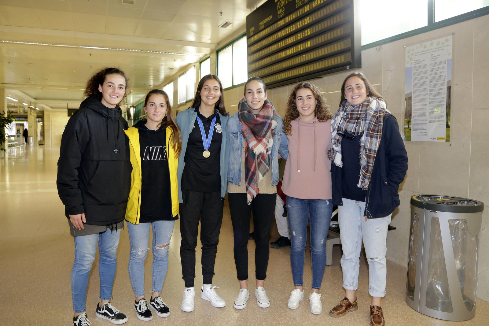 Compañeras del Cádiz CF acudieron al aeropuerto a recibir a Tere, que ha posado con su medalla.