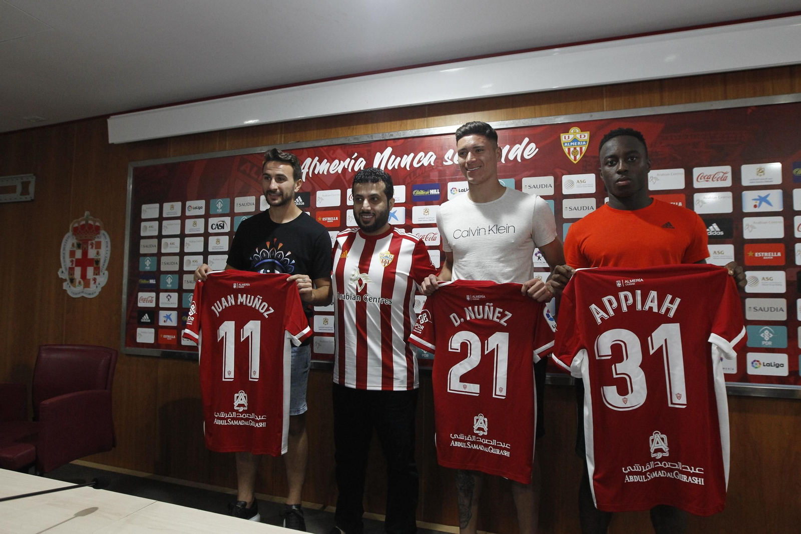 Al-Sheikh, presidente de la UD Almería, en las presentaciones de Juan Muñoz, Darwin Núñez y Arvin Appiah, las únicas en las que fue testigo directo.