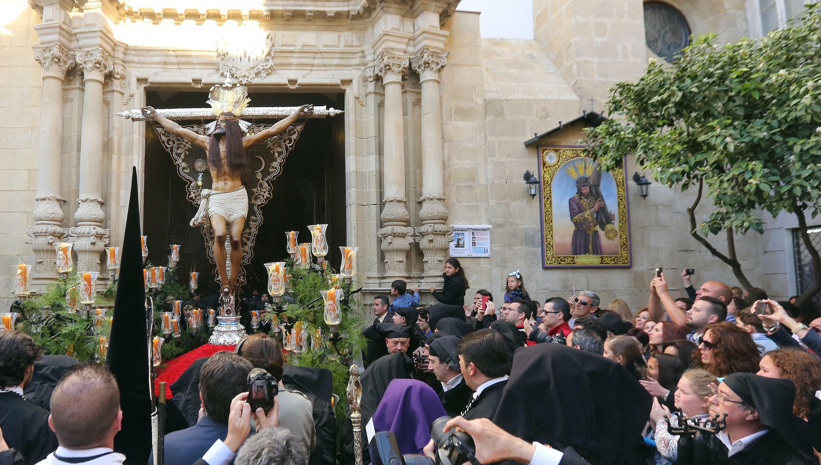 El Cristo de la Expiración saliendo desde la iglesia de San Francisco.