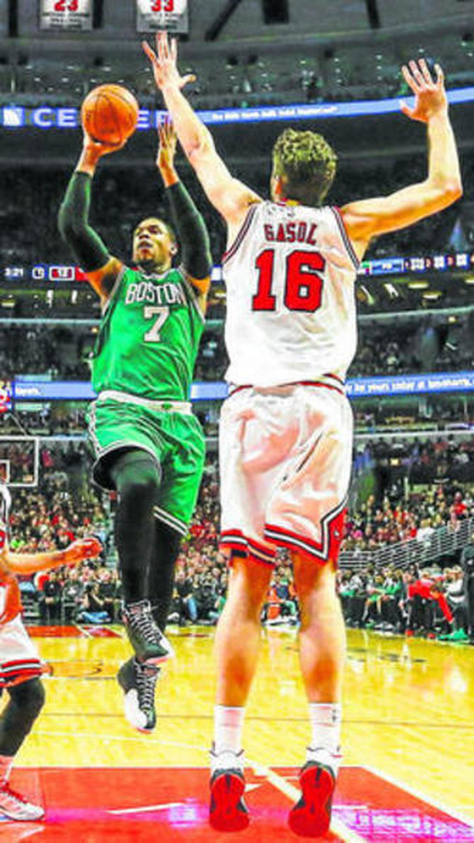 Pau Gasol intenta taponar la penetración de Sullinger.