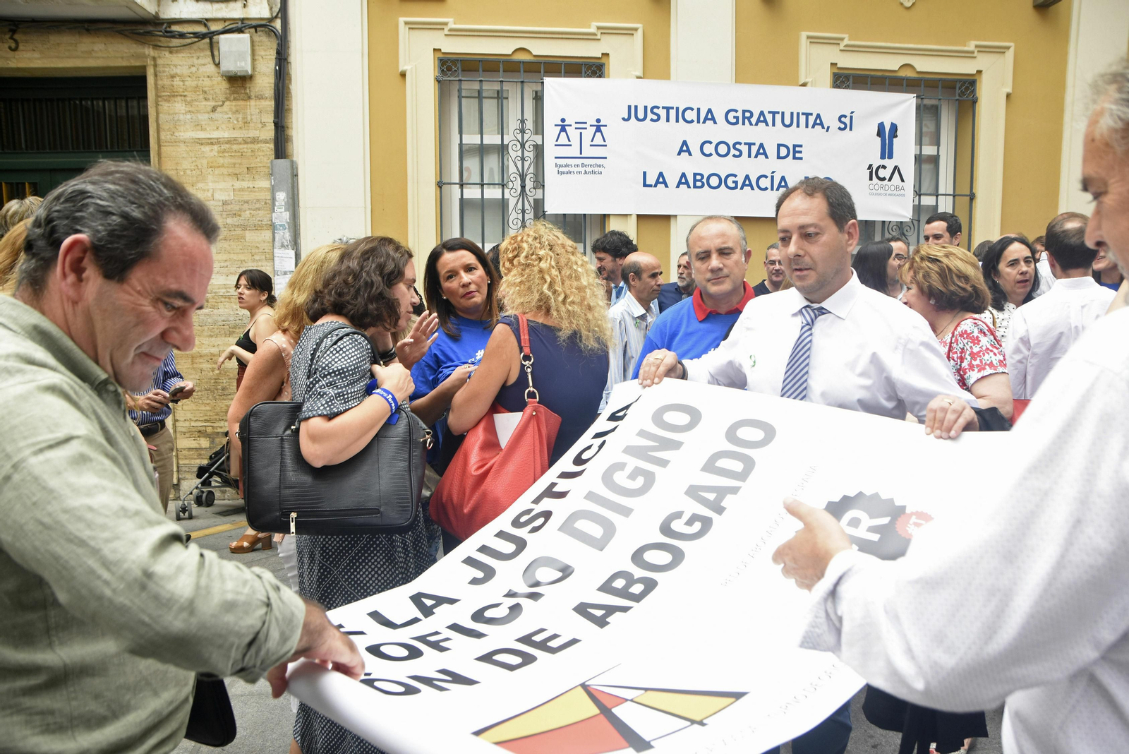 Abogados de Córdoba se manifiestan para reclamar a la Junta el pago de los turnos de oficio.