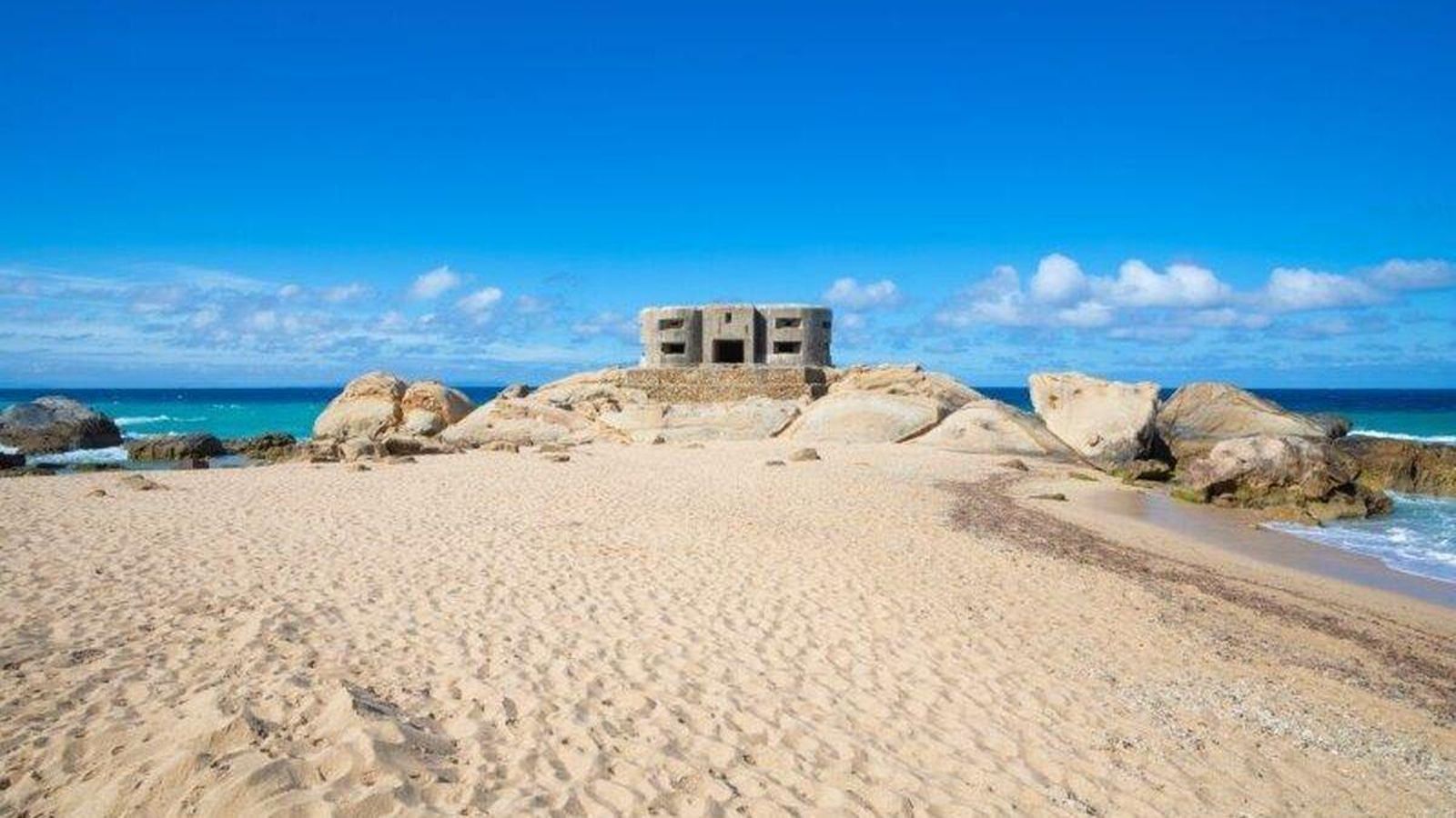 Búnker en la playa de Atlanterra