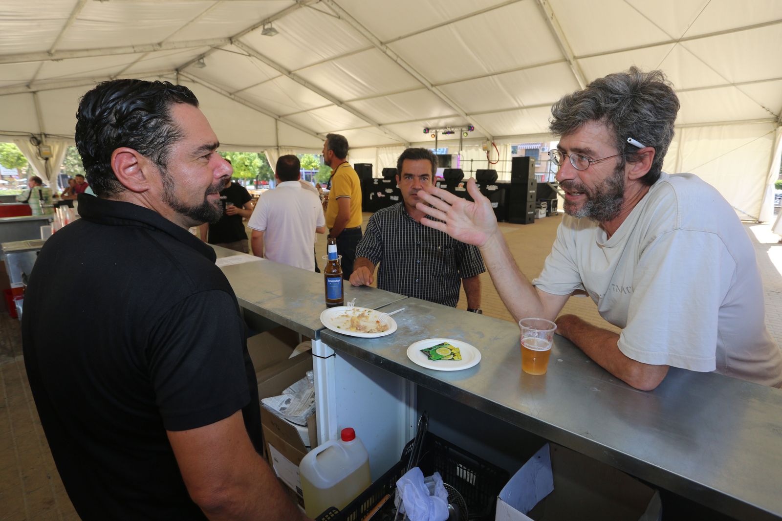 Imágenes del ambiente de Jueves en las Colombinas de día de Isla Chica