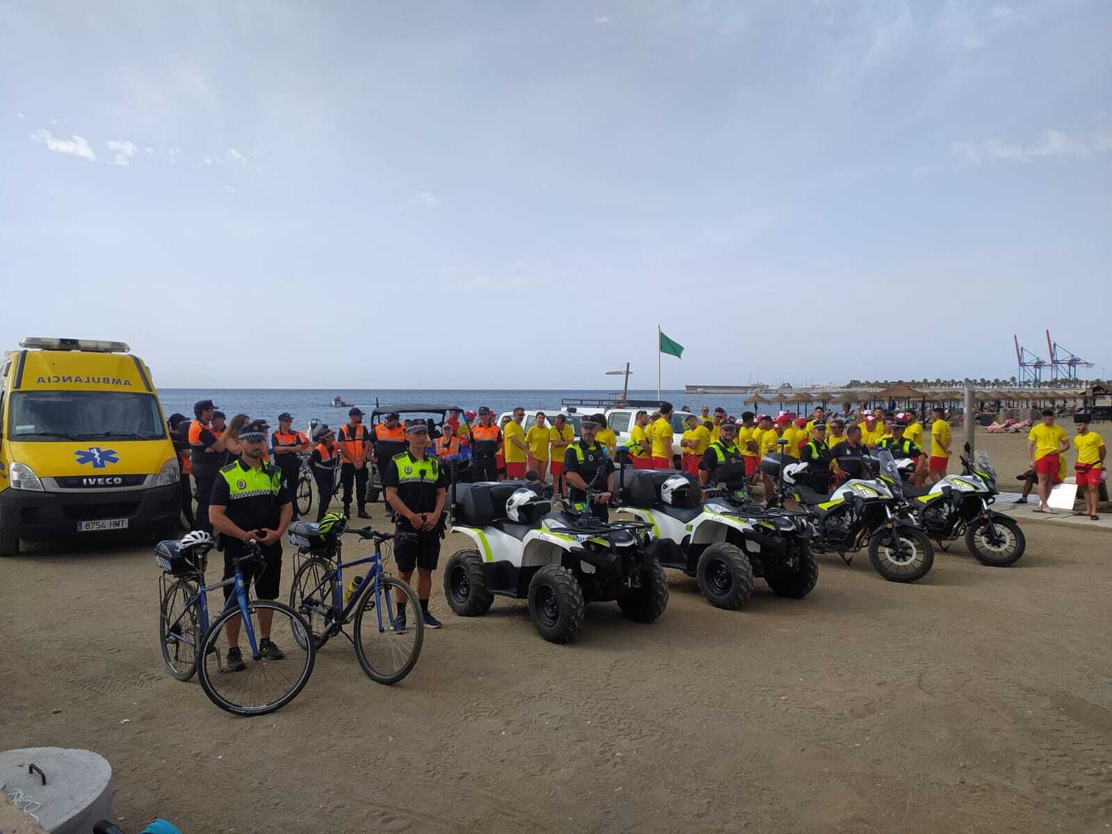 Los trabajadores que forman parte de los servicios de playas de Málaga.