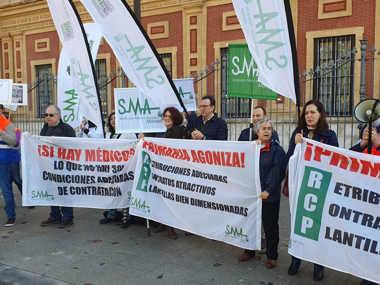 Protesta del Sindicato Médico ante el Palacio de San Telmo, en Sevilla, este viernes. Protesta del Sindicato Médico ante el Palacio de San Telmo, en Sevilla, este viernes.