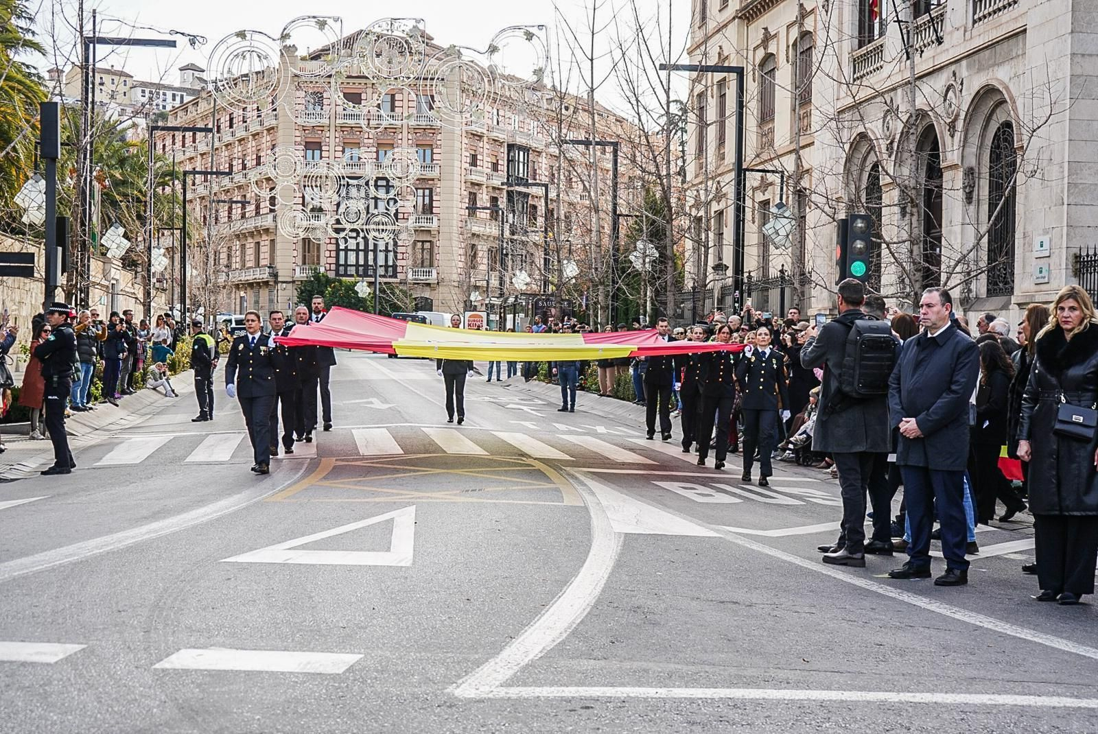 Fotogalería: Granada iza la bandera de España en el bicentenario de la Policía Nacional