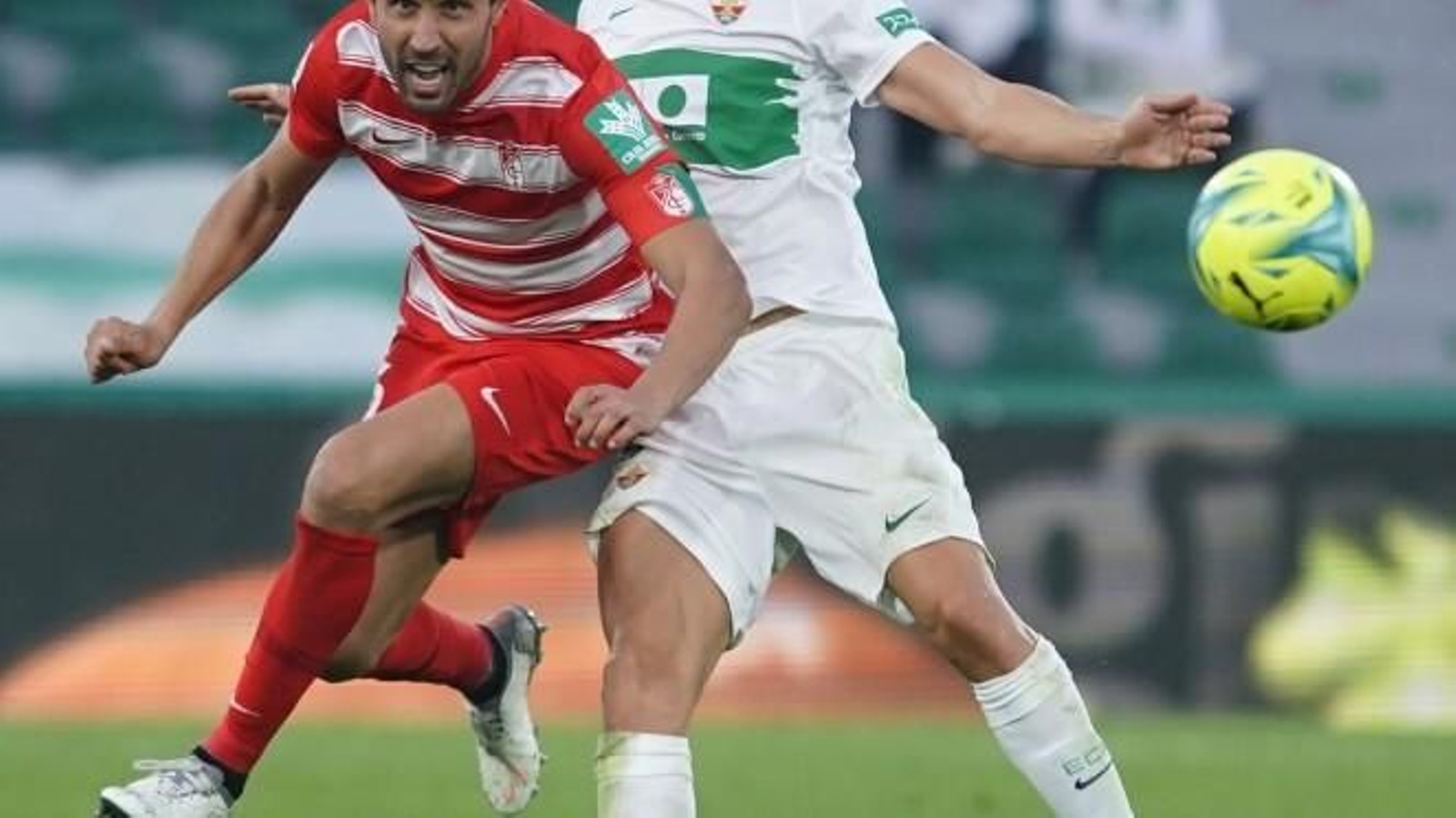 Germán se anticipa a un rival en Elche