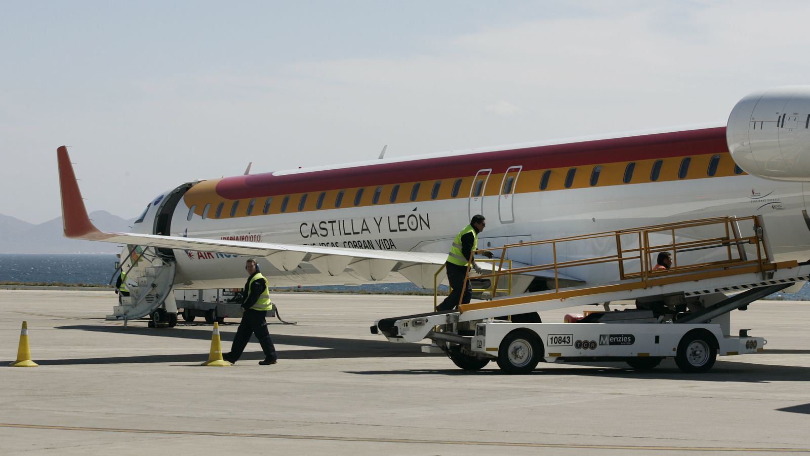 Una de las aeronaves de Air Nostrum en la terminal del aeropuerto de Almería
