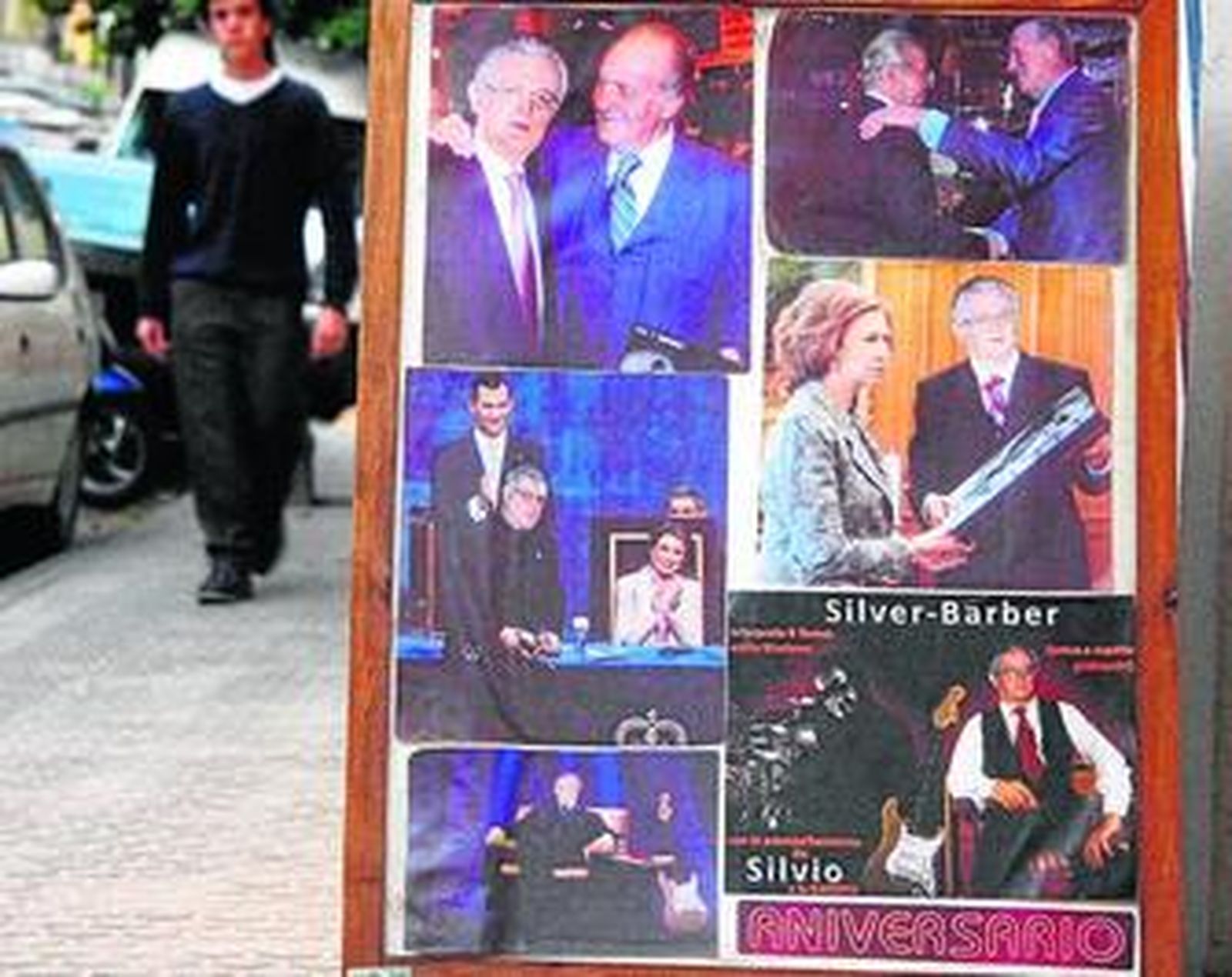Fotomontaje de don Curro con la Familia Real española en la puerta de su barbería.