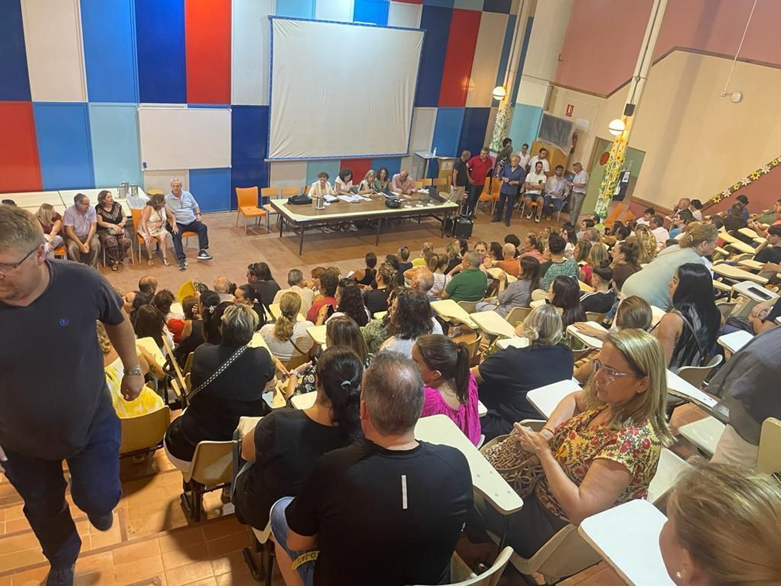 La delegada de Educación informa a las familias de los esrtdiantes del traslado al Hotel