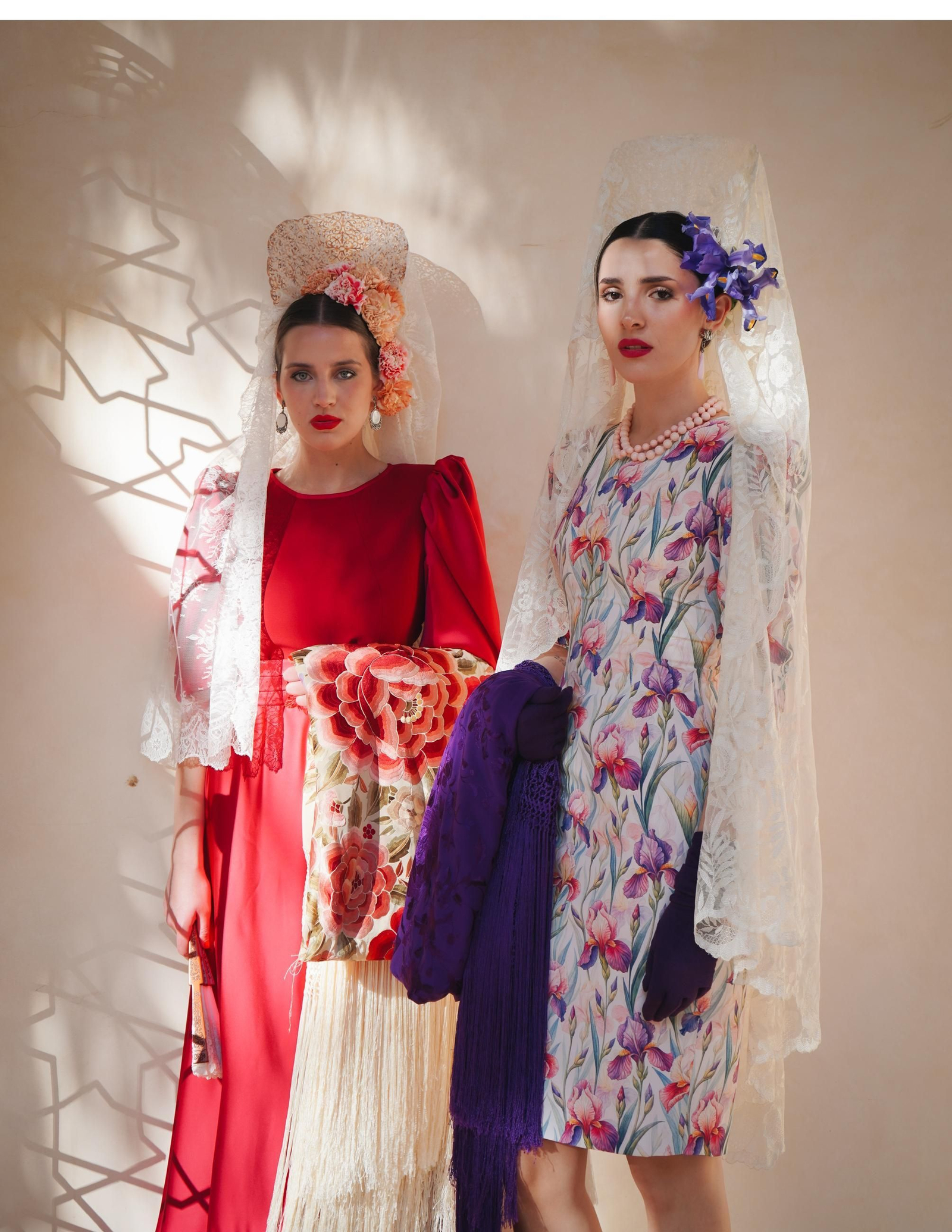 El Álcazar de Sevilla se llena de mujeres vestidas de mantilla, todas las fotos