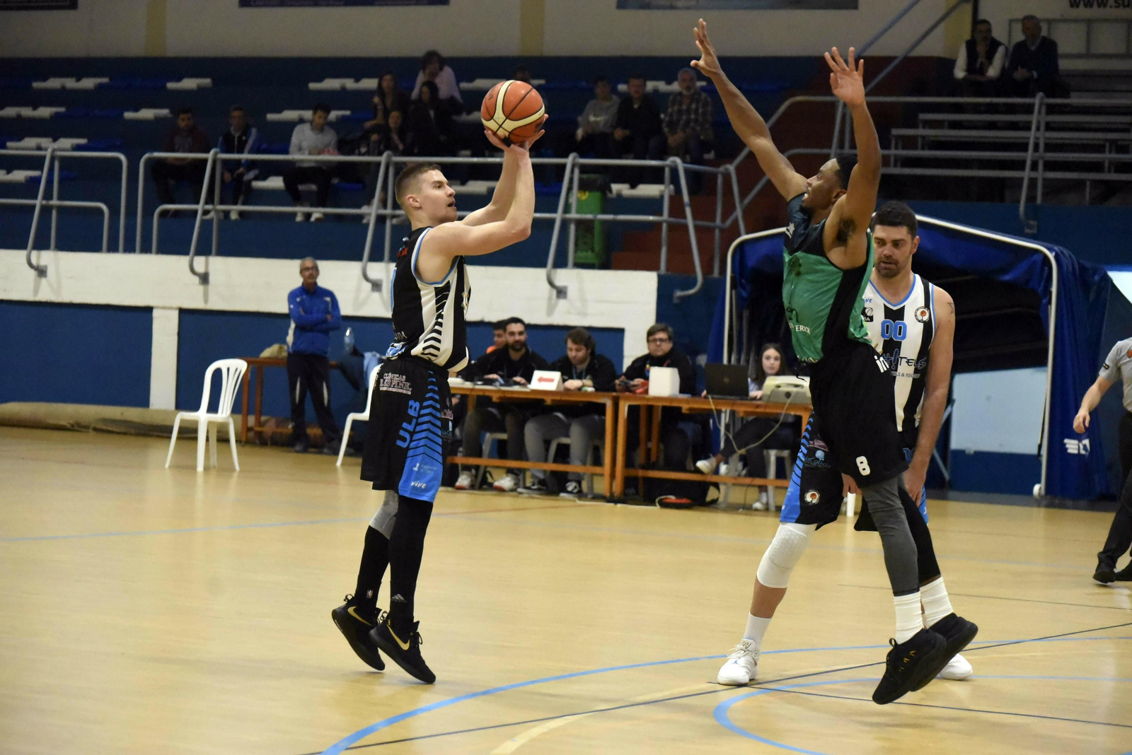 Andrius Banys lanza a canasta en el ULB-Cazorla