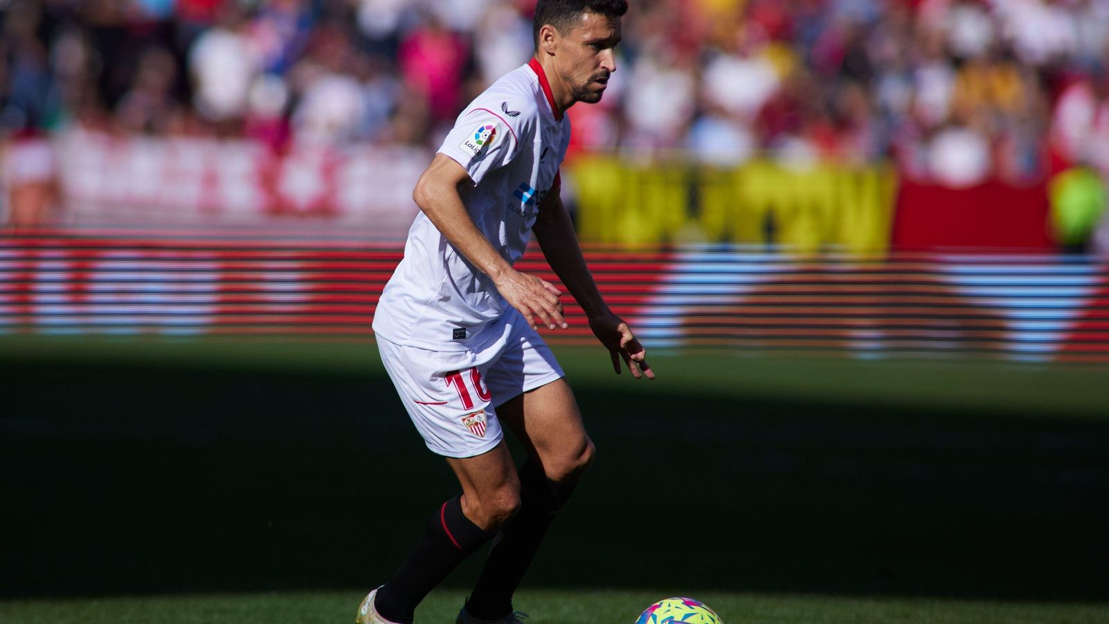 Jesús Navas conduce un balón ante el Almería.
