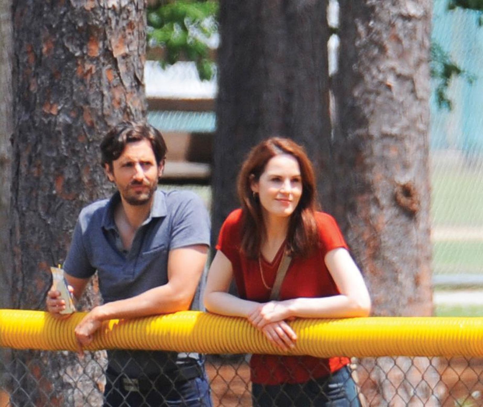 Juan Diego Botto y Michelle Dockery en una escena de 'Buena conducta', que hoy vive su estreno mundial.