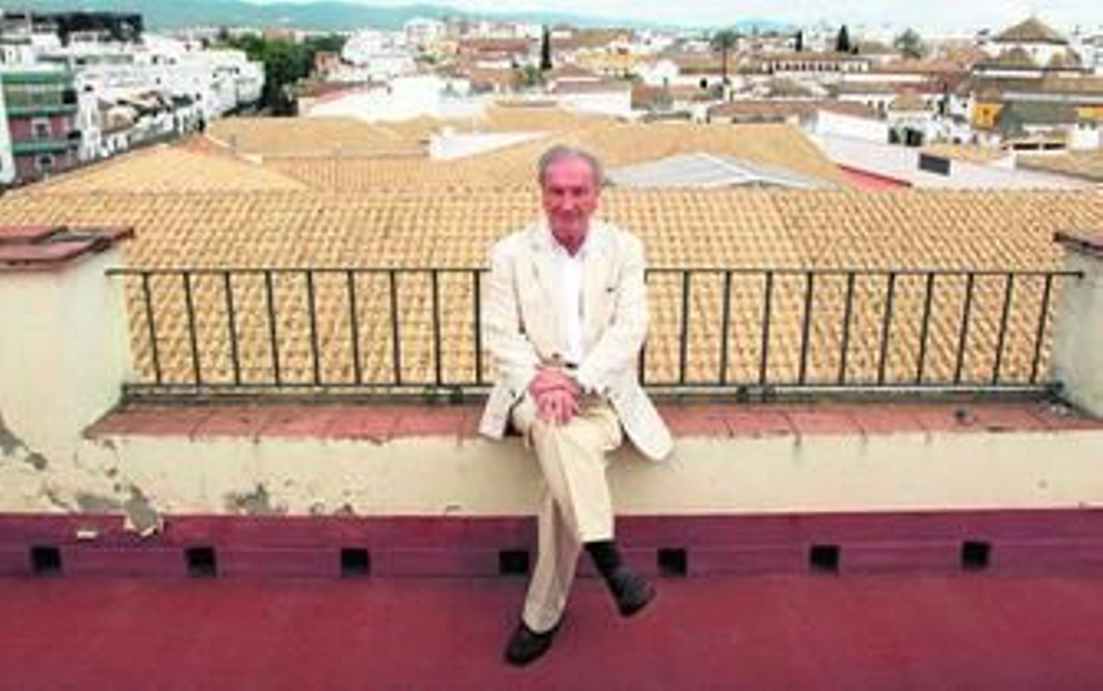 Manuel Pérez Yruela en la terraza del IESA, en Córdoba.