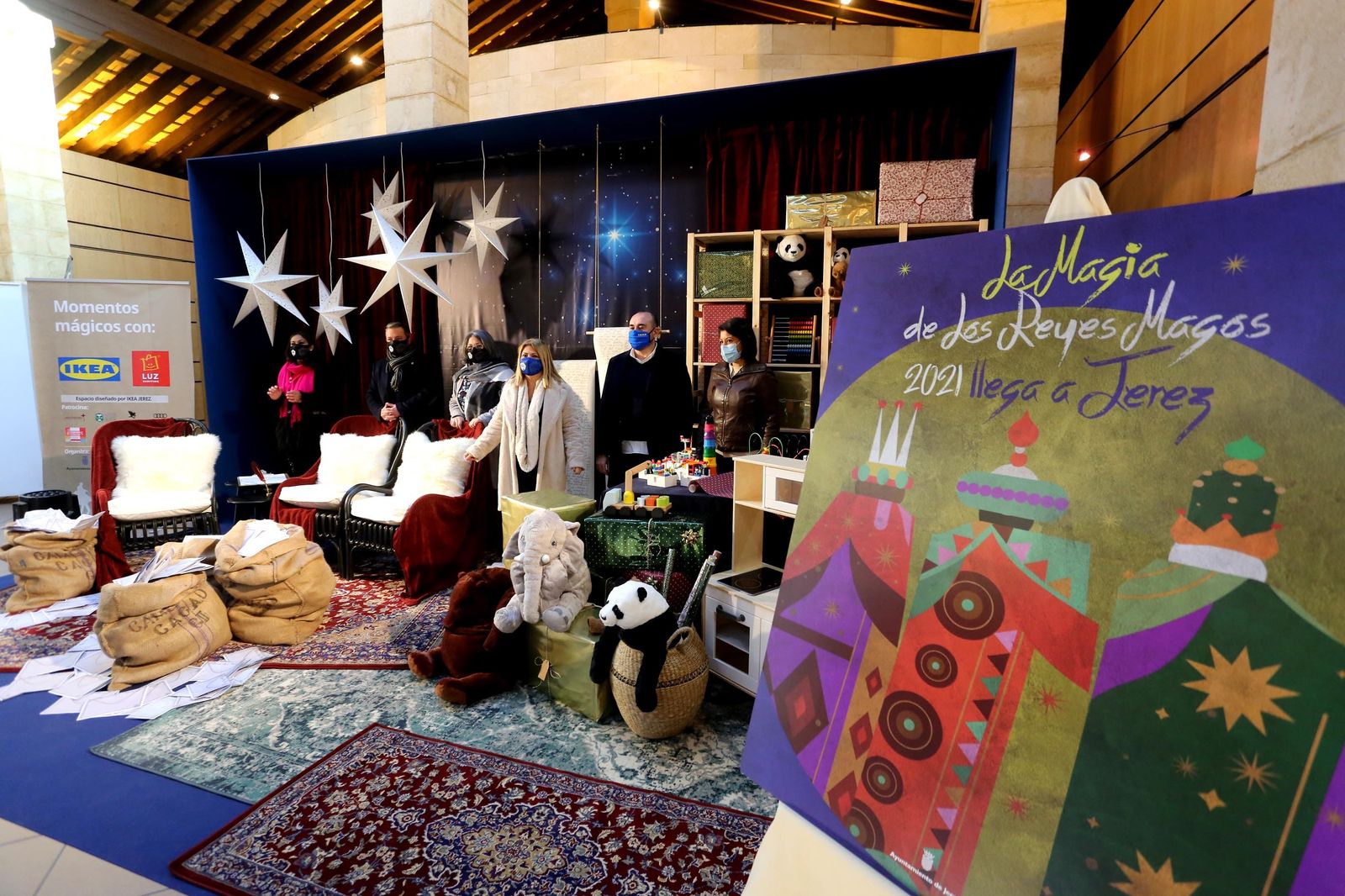 Aspecto que tendrán las diez estancias en las que hoy estarán los Reyes Magos en Jerez;en la imagen, la de la Sala Paúl, presentada por Mamen Sánchez junto a organizadores y representantes de Sus Majestades.