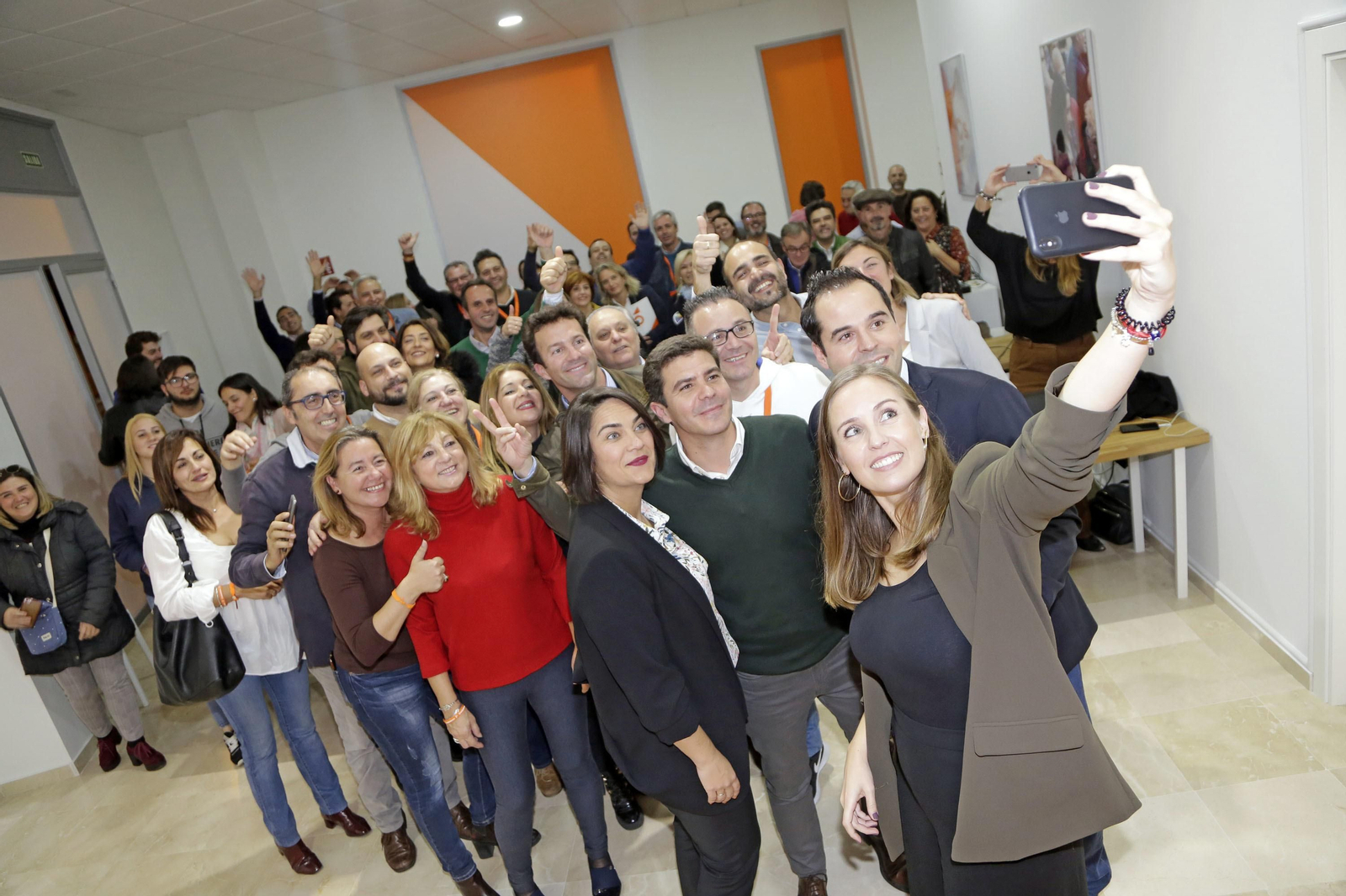 Inmensa alegría en la sede de Ciudadanos en Jerez, donde se encontraba el candidato por Cádiz, Sergio Romero.