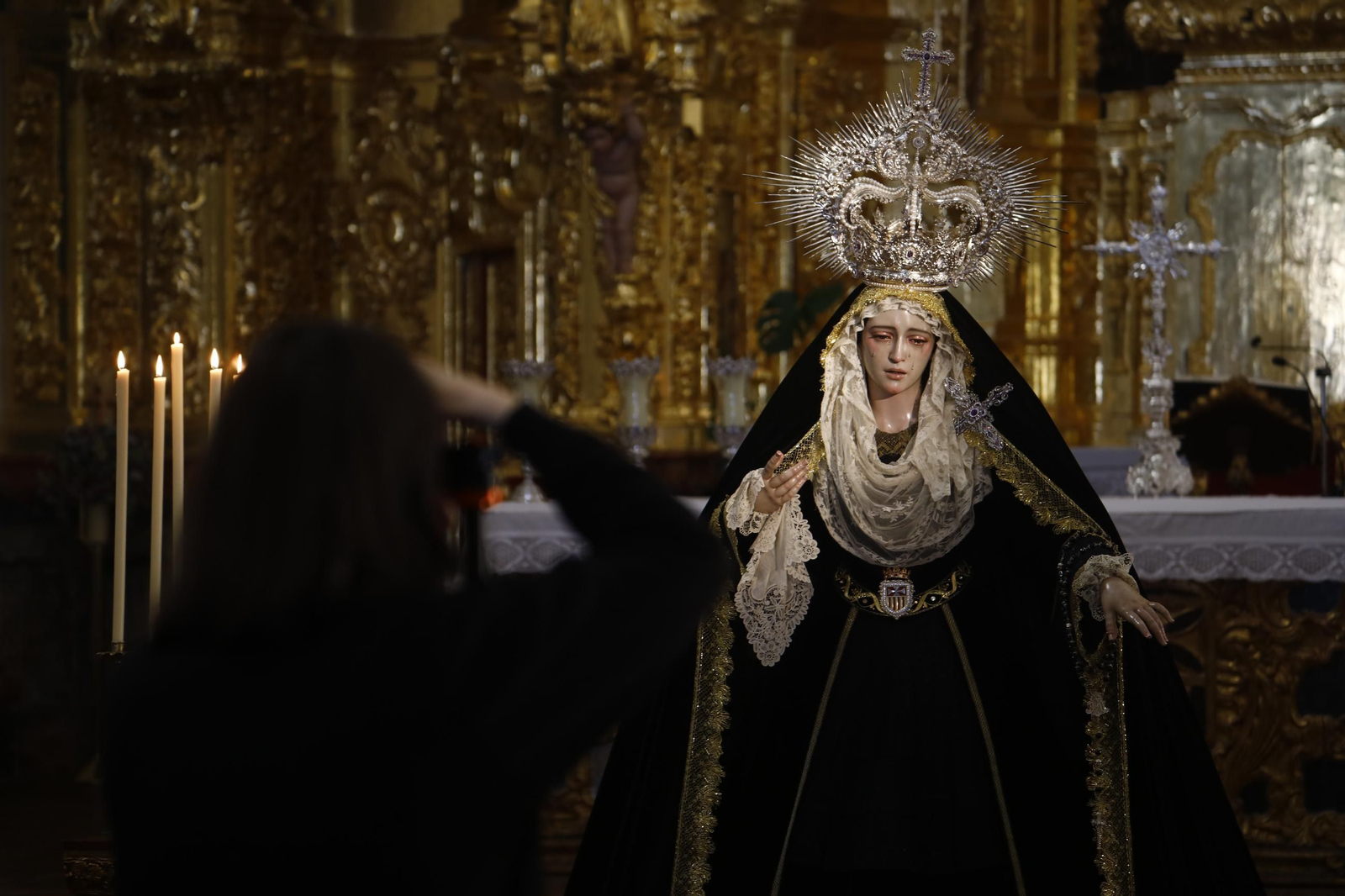 Las mejores fotos del besamanos de la Virgen de la Quinta Angustia de Córdoba