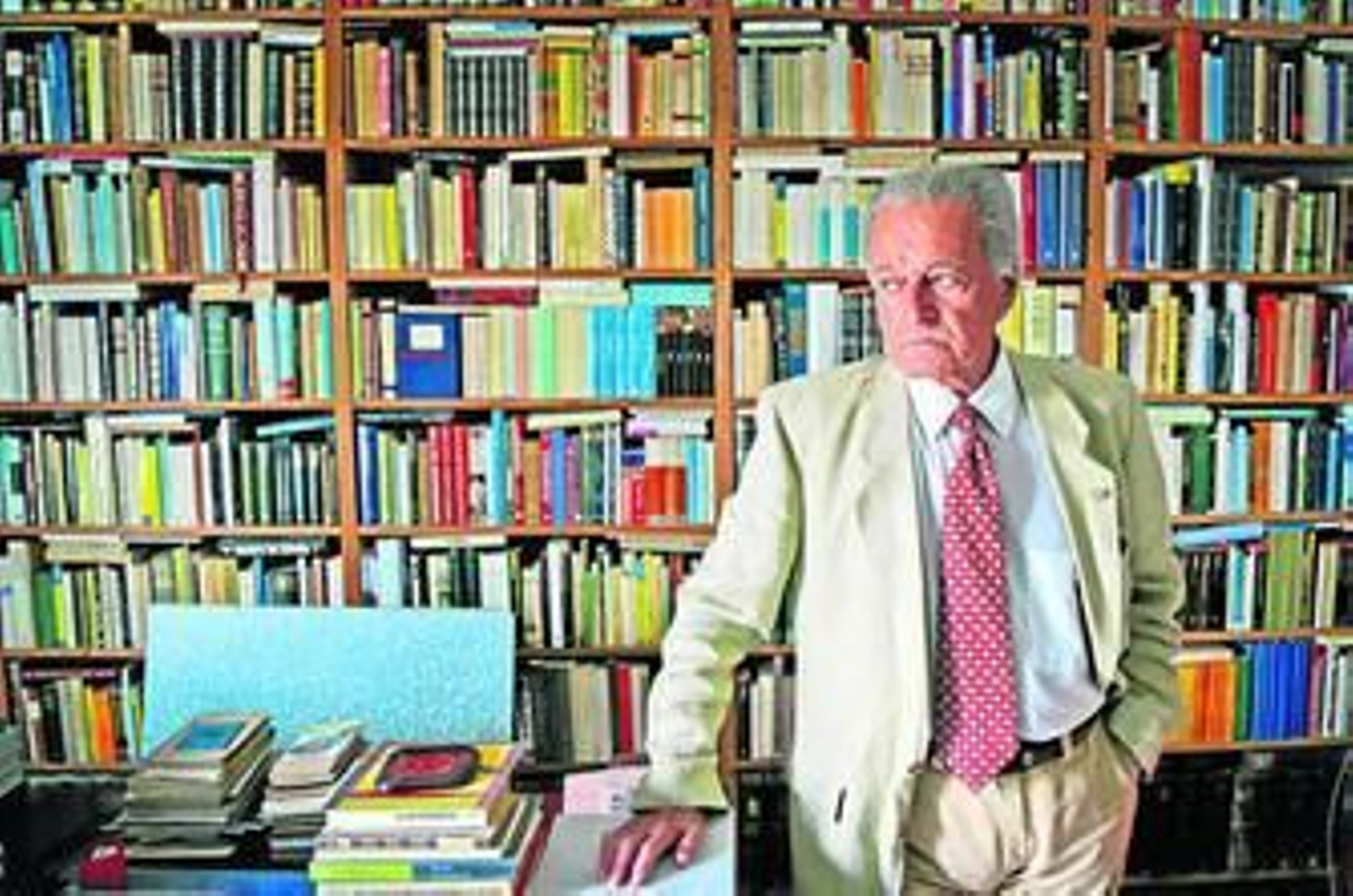 El escritor Francisco Bejarano (Jerez, 1945), entre los libros de su inmensa biblioteca.