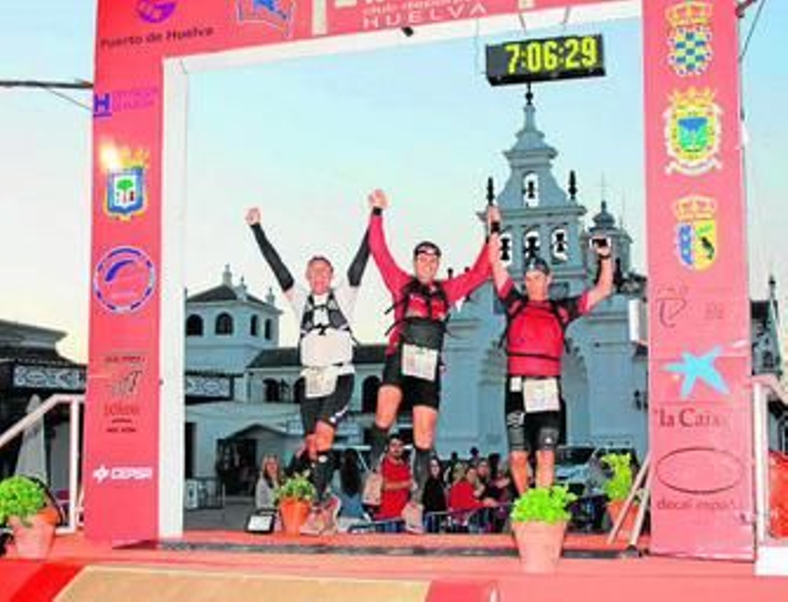 Alegría de los corredores al cruzar la línea de meta, ubicada justo delante del santuario de la Virgen del Rocío. Alegría de los corredores al cruzar la línea de meta, ubicada justo delante del santuario de la Virgen del Rocío.