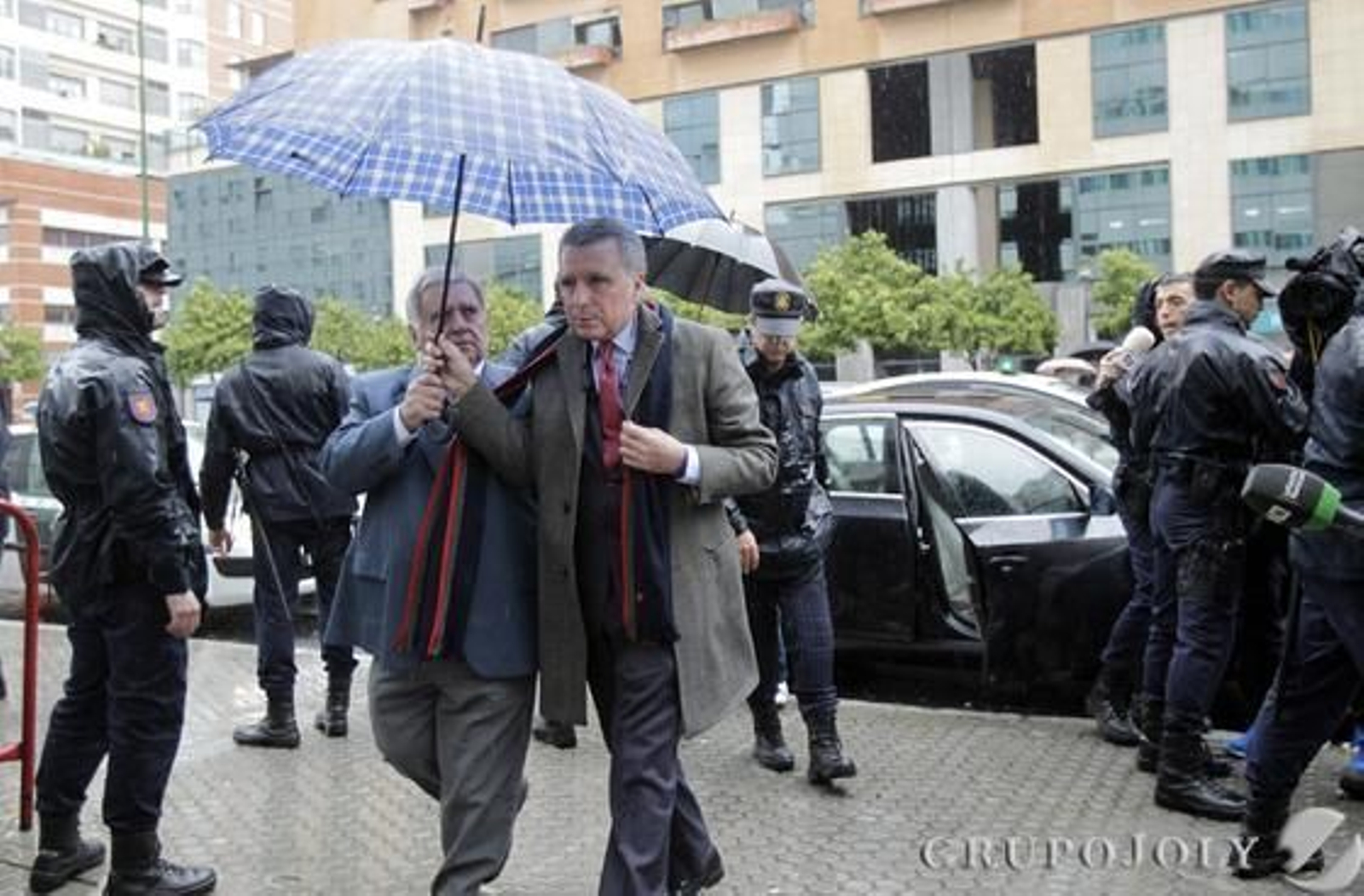 Paseíllo entre vallas y policías