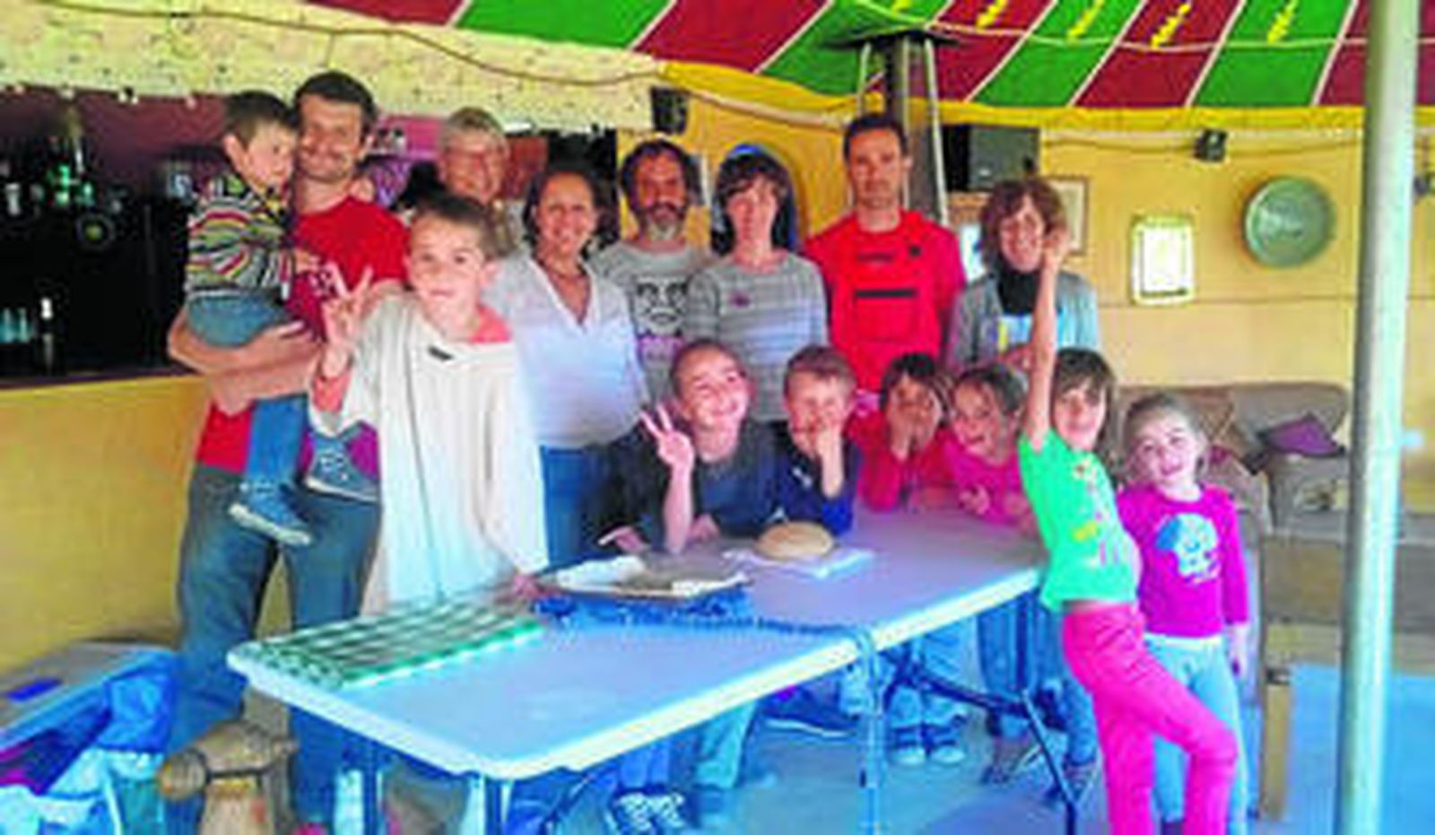 Las monitoras del taller con el grupo de niños y adultos que por unas horas se convirtieron en maestros cocineros.