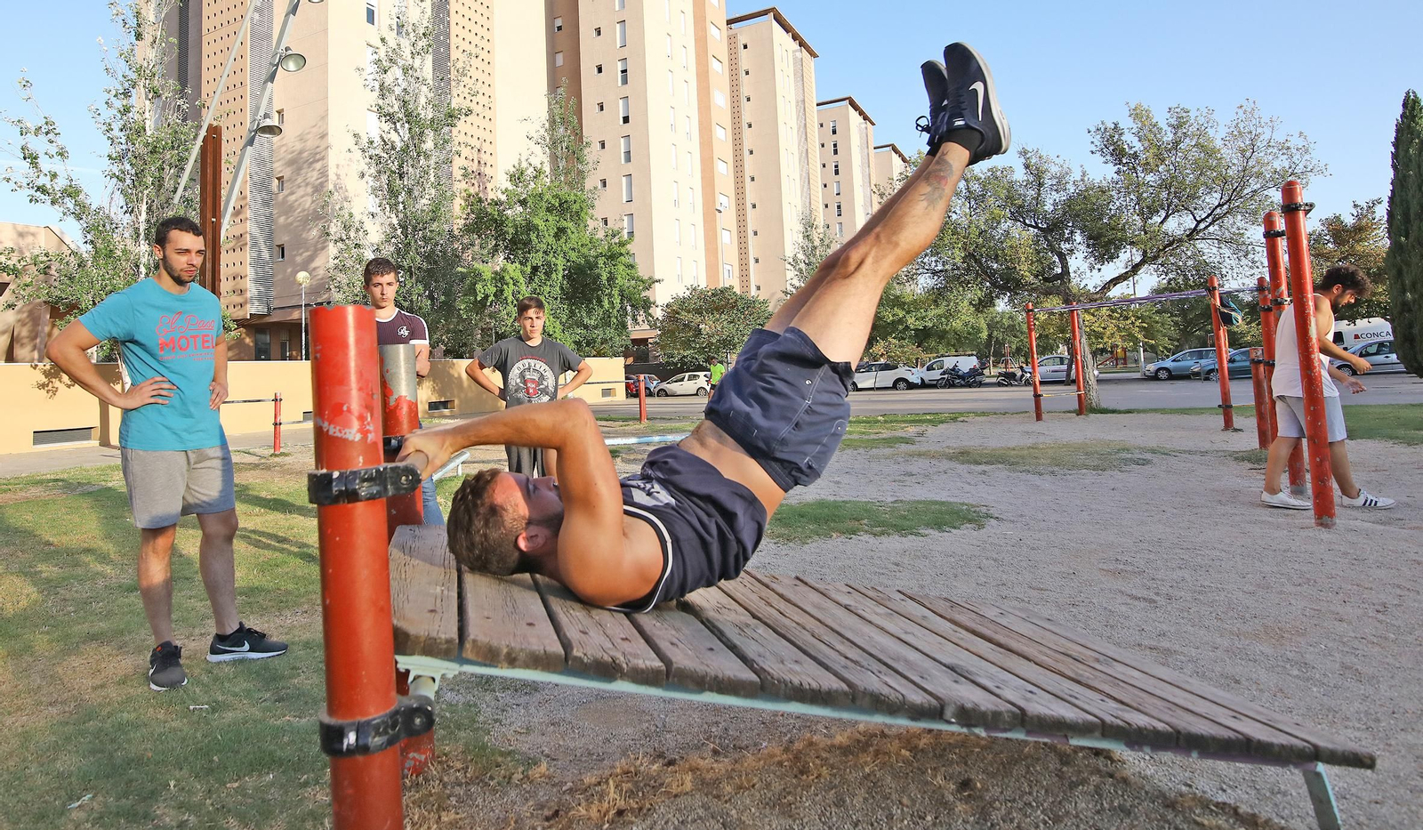 Jóvenes practicando Calistenia  en Jerez