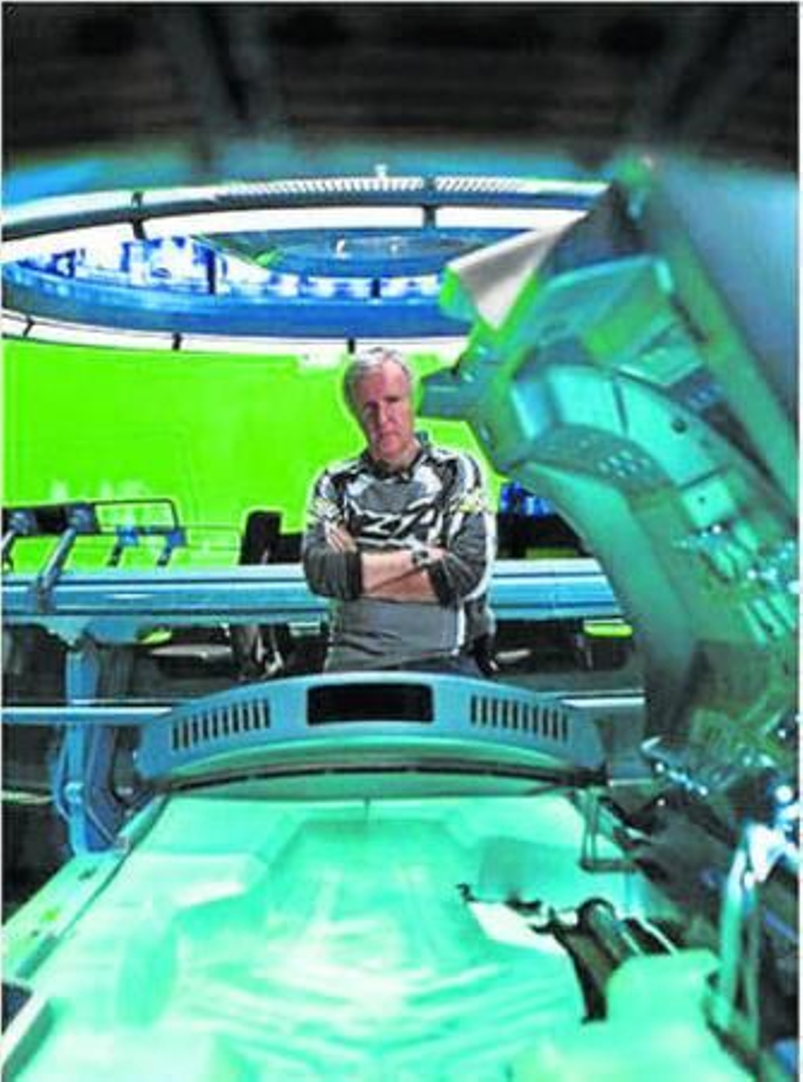 James Cameron y Kathryn Bigelow, cada uno en un set de rodaje muy diferente para sus películas.