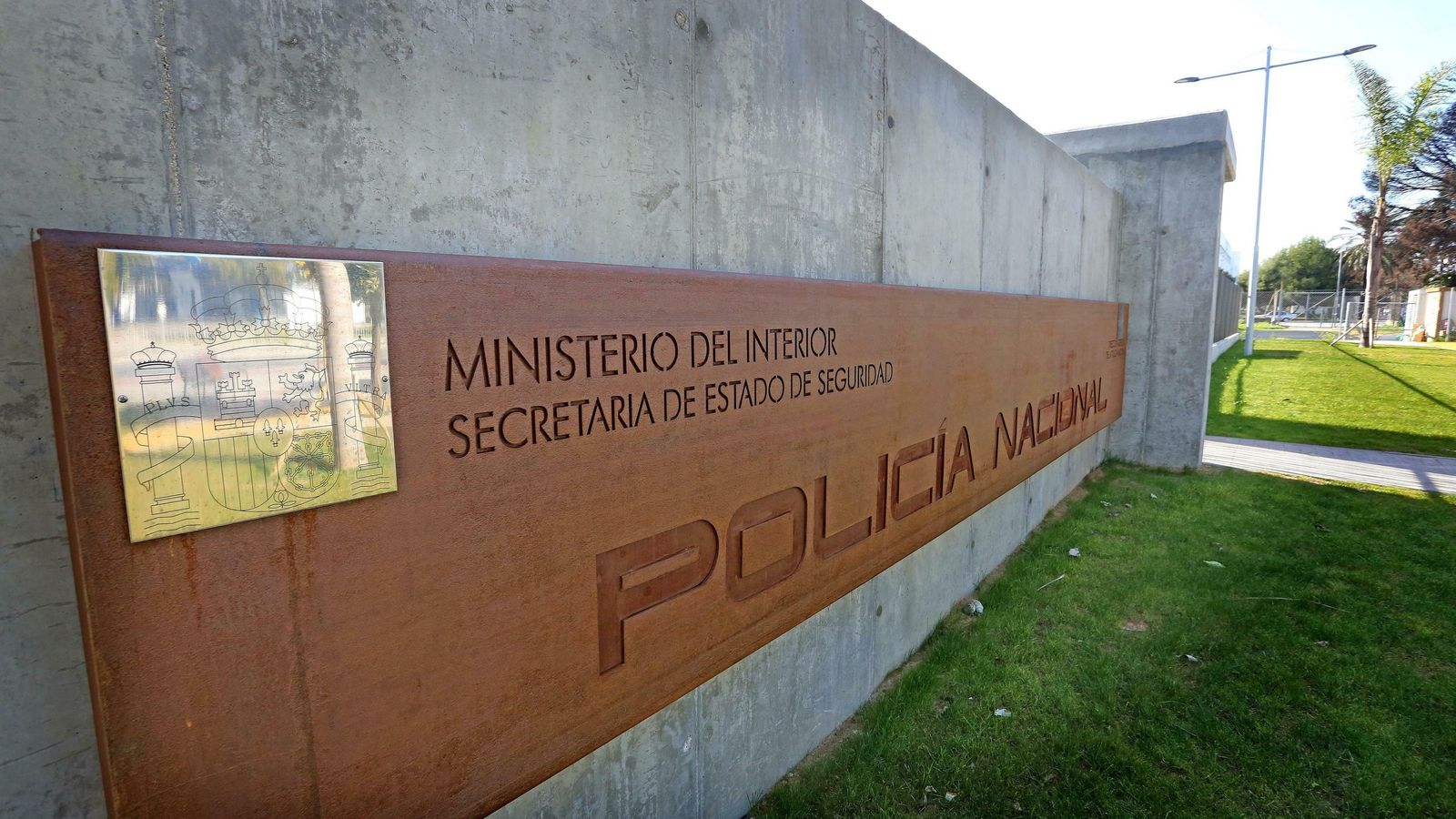 Rotulación recién instalada por el MInisterio del Interior en la nueva comisaría.