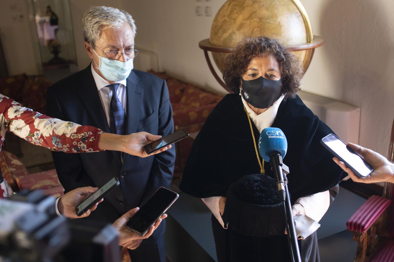 Rogelio Velasco y Pilar Aranda, en la atención a medios antes del inicio del acto de apertura del curso en la UGR.